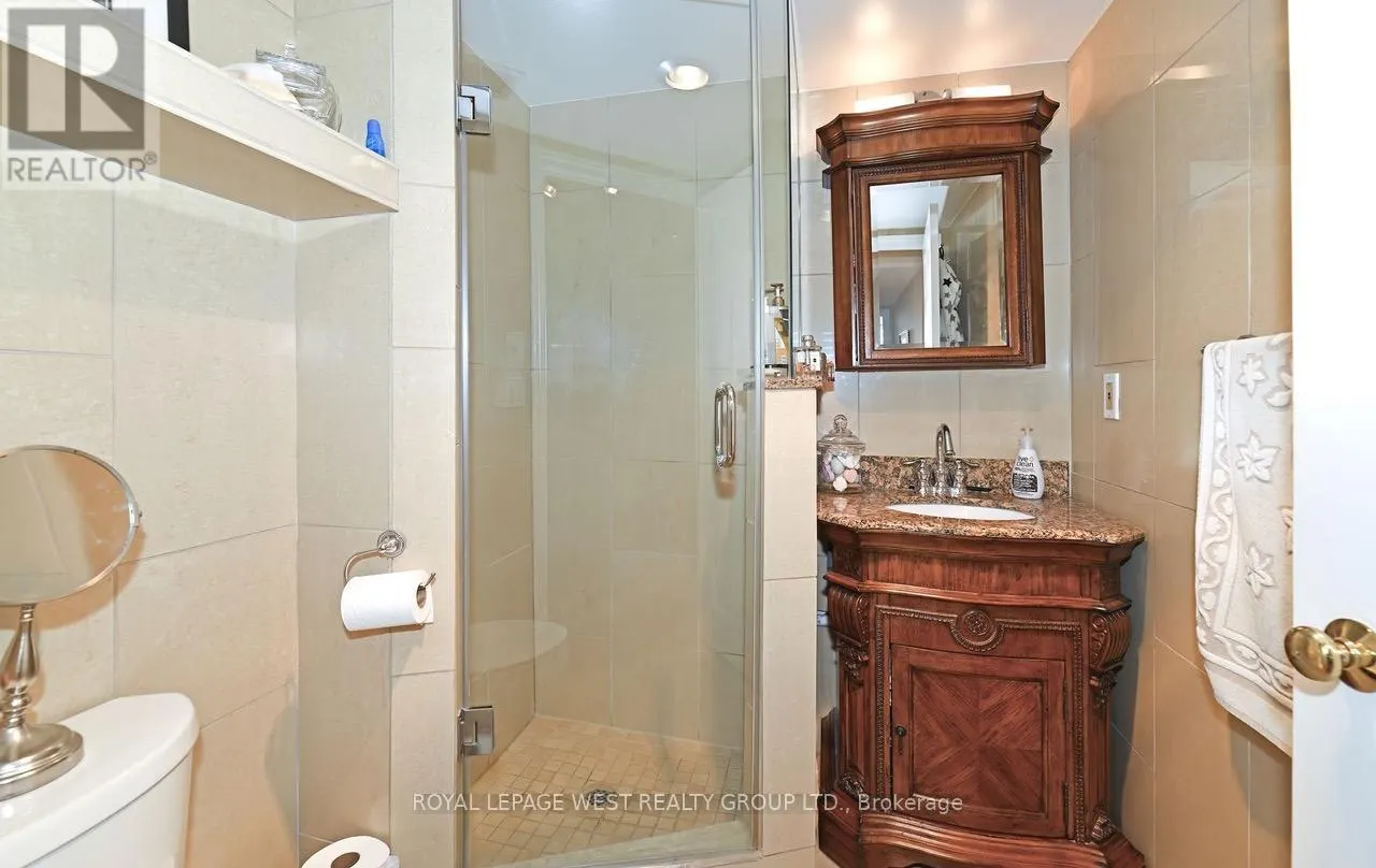 PH04 - 1360 RATHBURN ROAD E