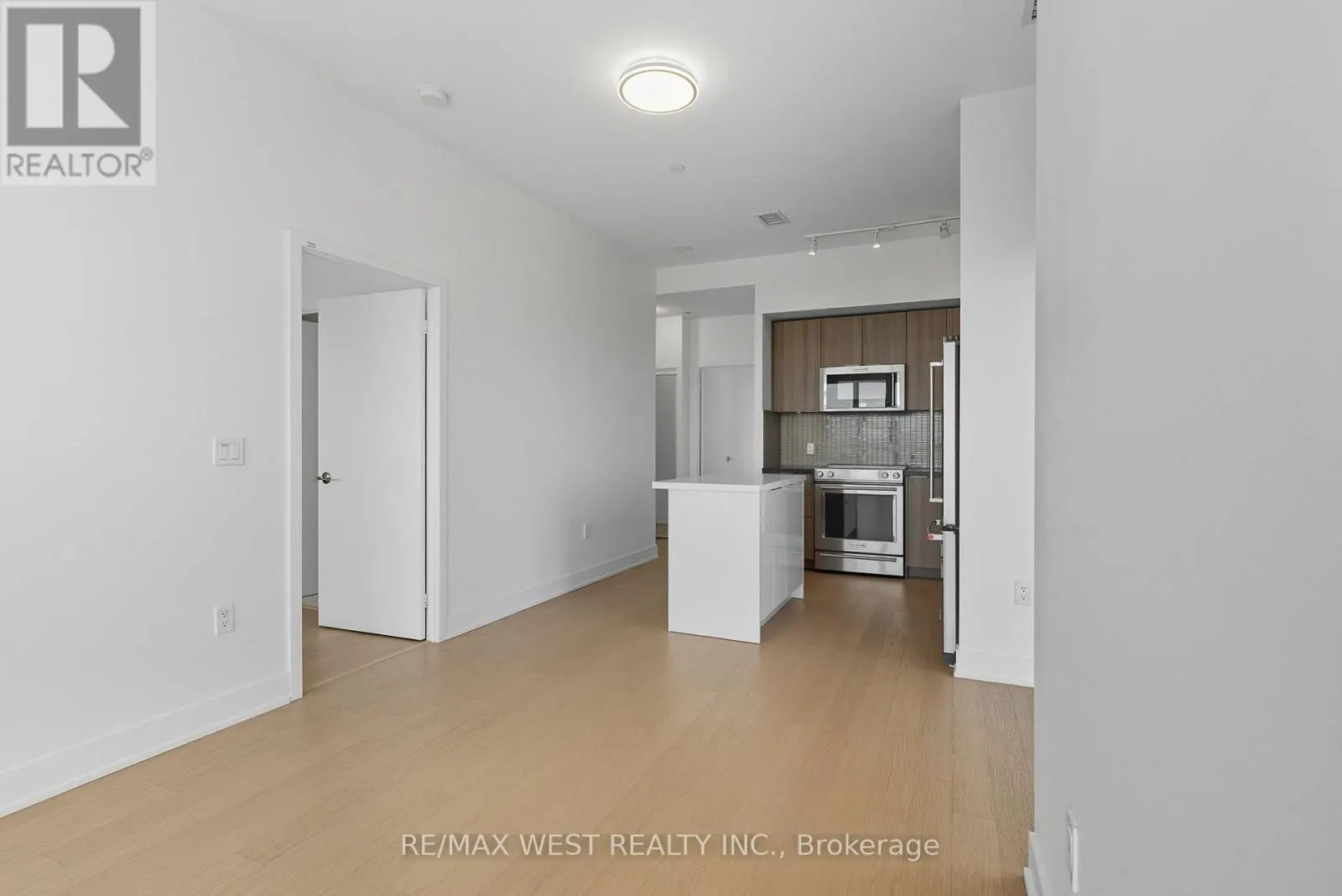 702 - 20 SHORE BREEZE DRIVE