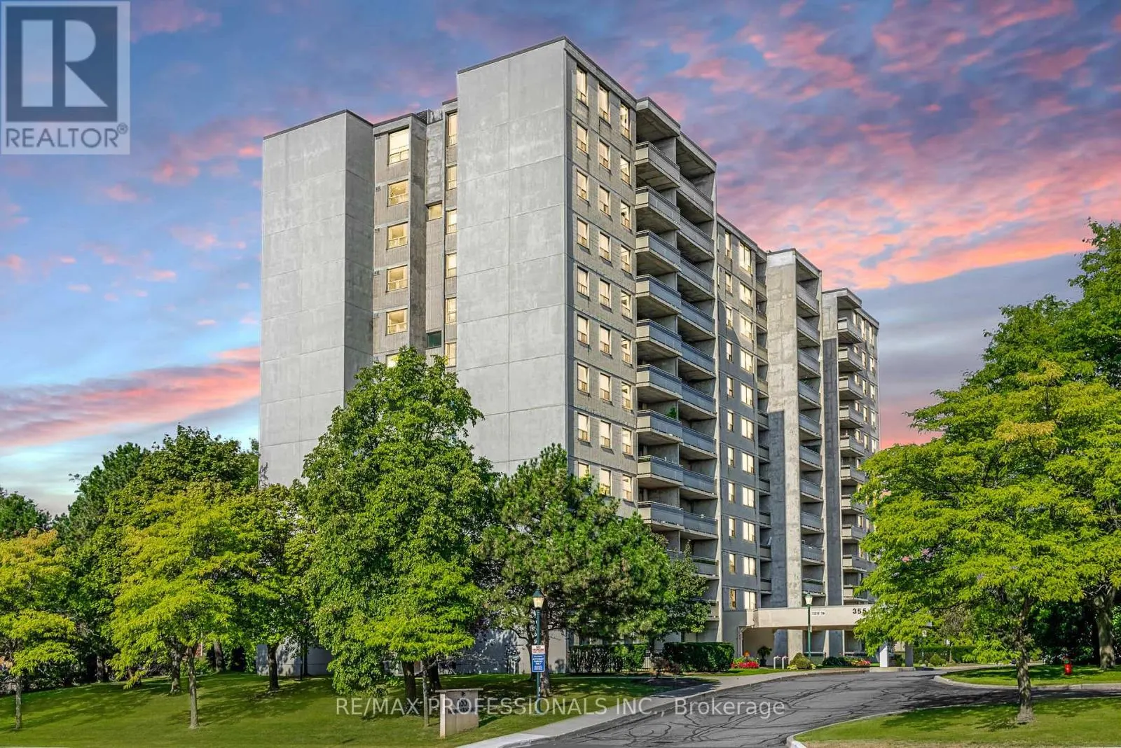 701 - 355 RATHBURN ROAD E