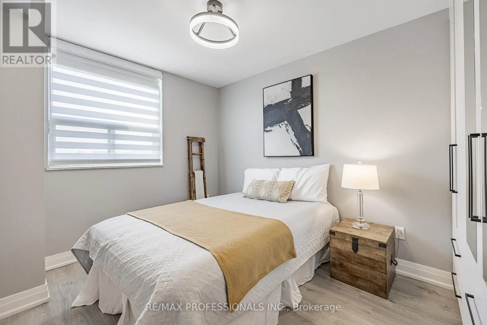 701 - 355 RATHBURN ROAD E