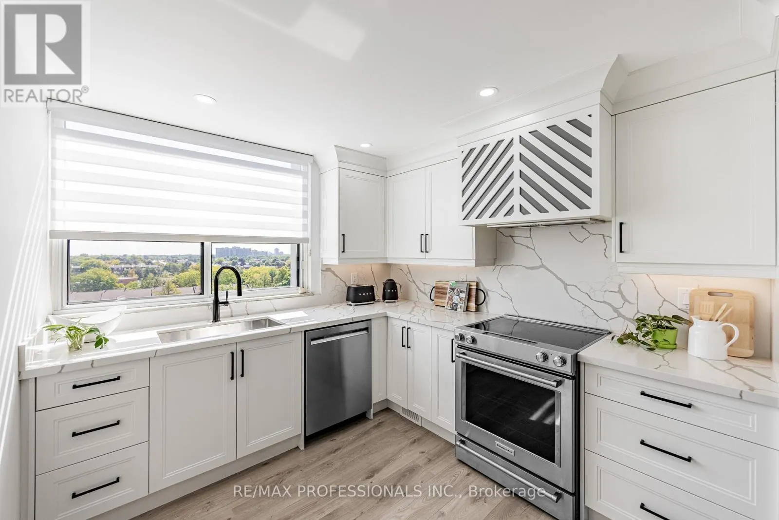 701 - 355 RATHBURN ROAD E