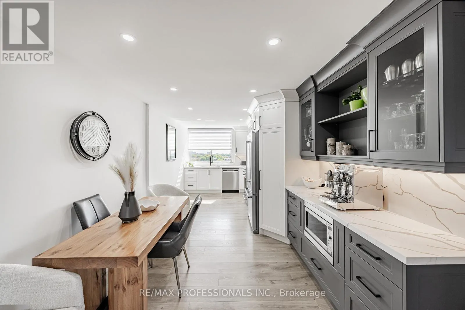 701 - 355 RATHBURN ROAD E