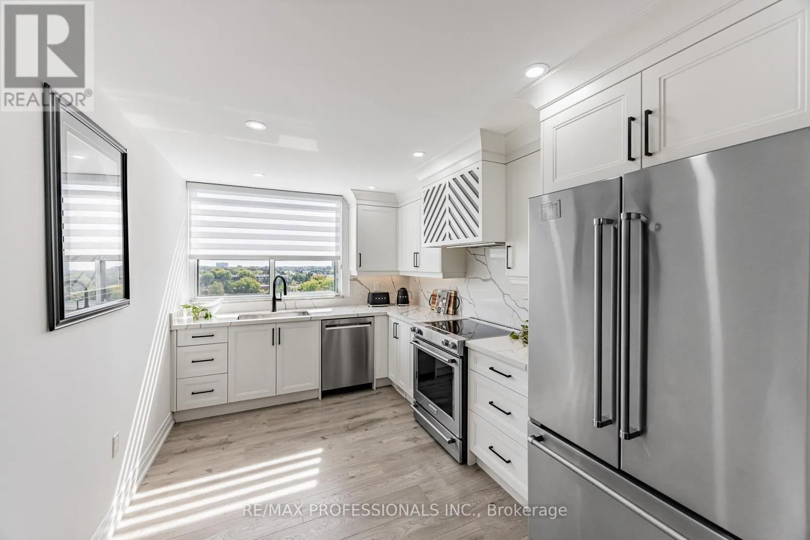 701 - 355 RATHBURN ROAD E