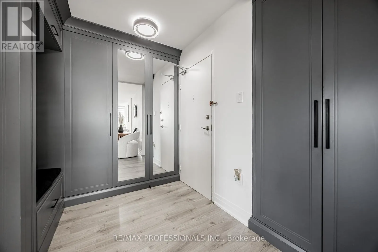 701 - 355 RATHBURN ROAD E