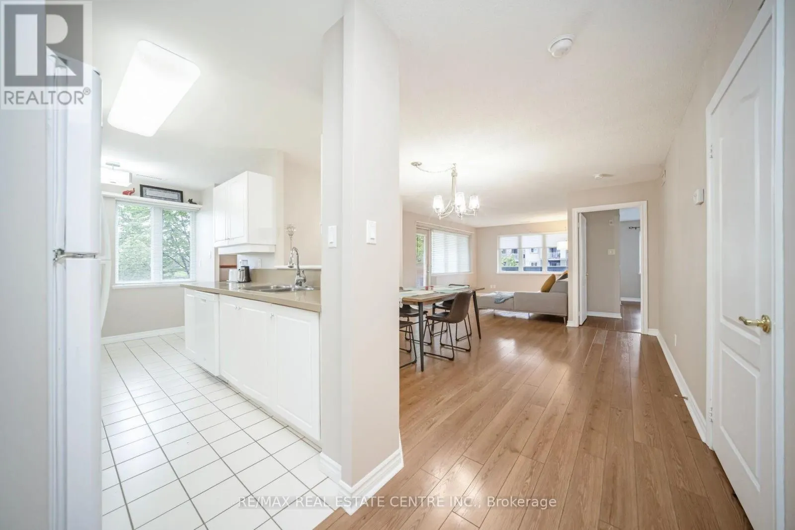 301 - 3 DAYSPRING CIRCLE