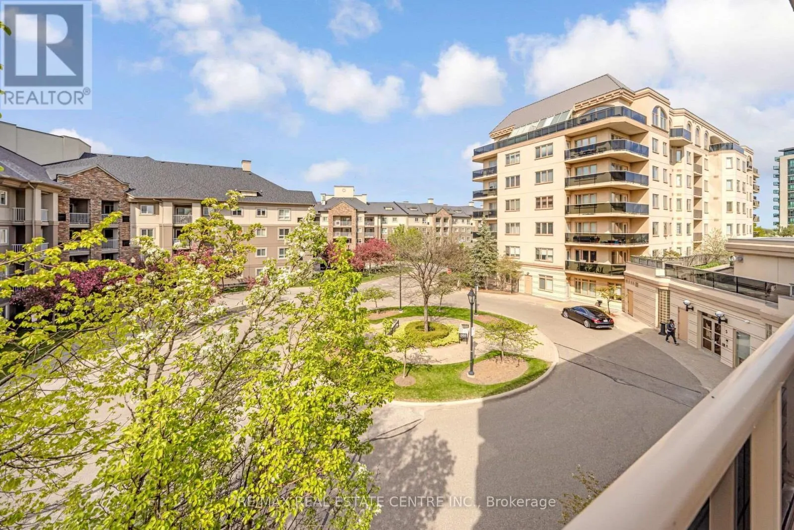 301 - 3 DAYSPRING CIRCLE