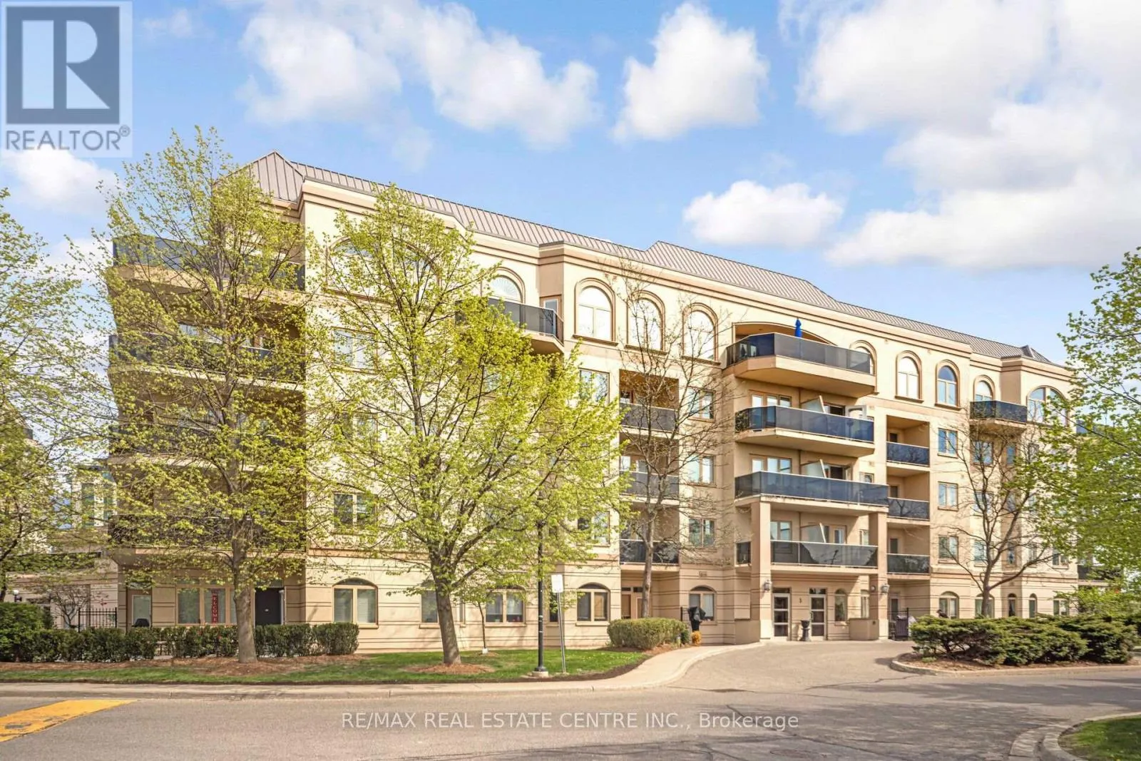 301 - 3 DAYSPRING CIRCLE