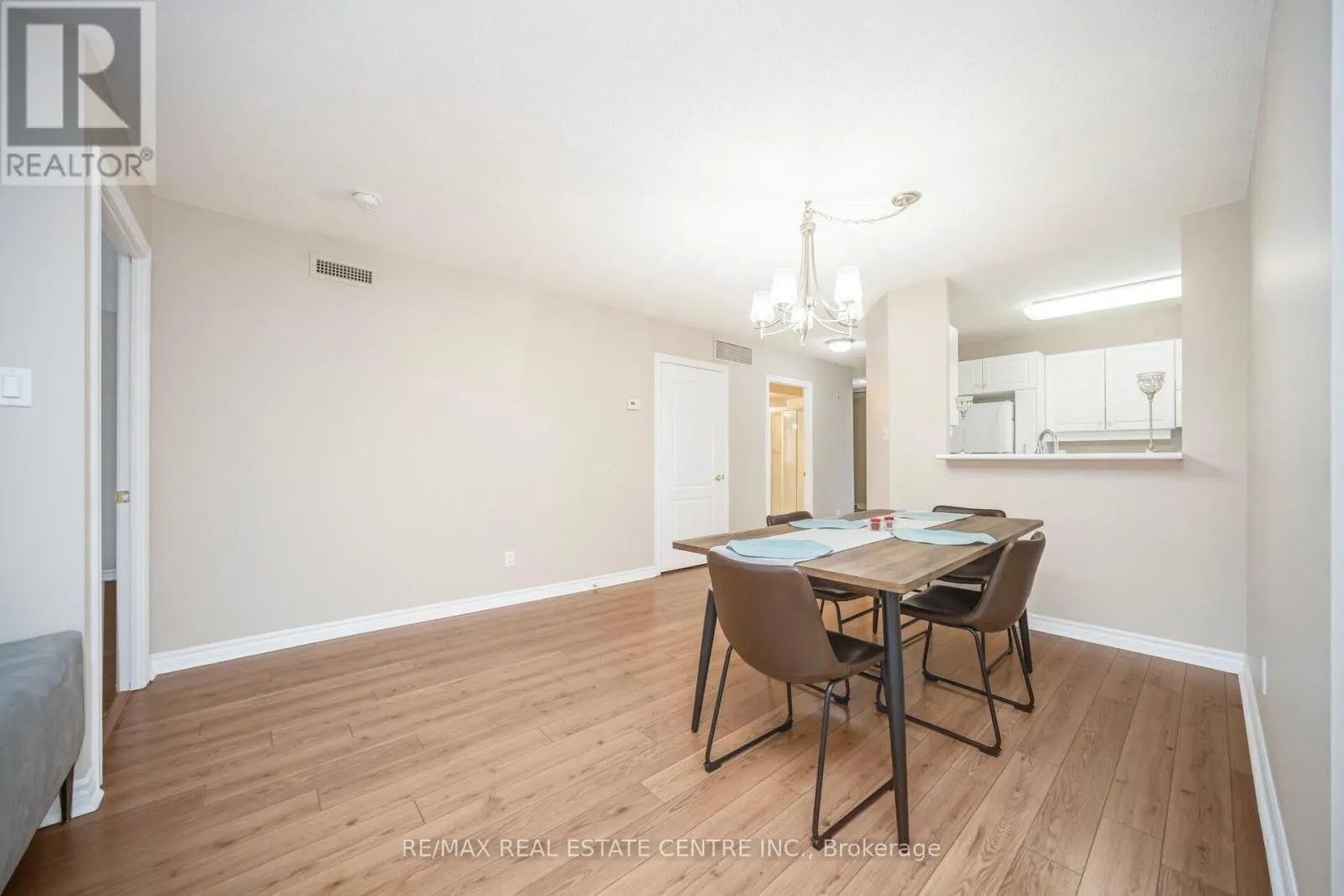 301 - 3 DAYSPRING CIRCLE