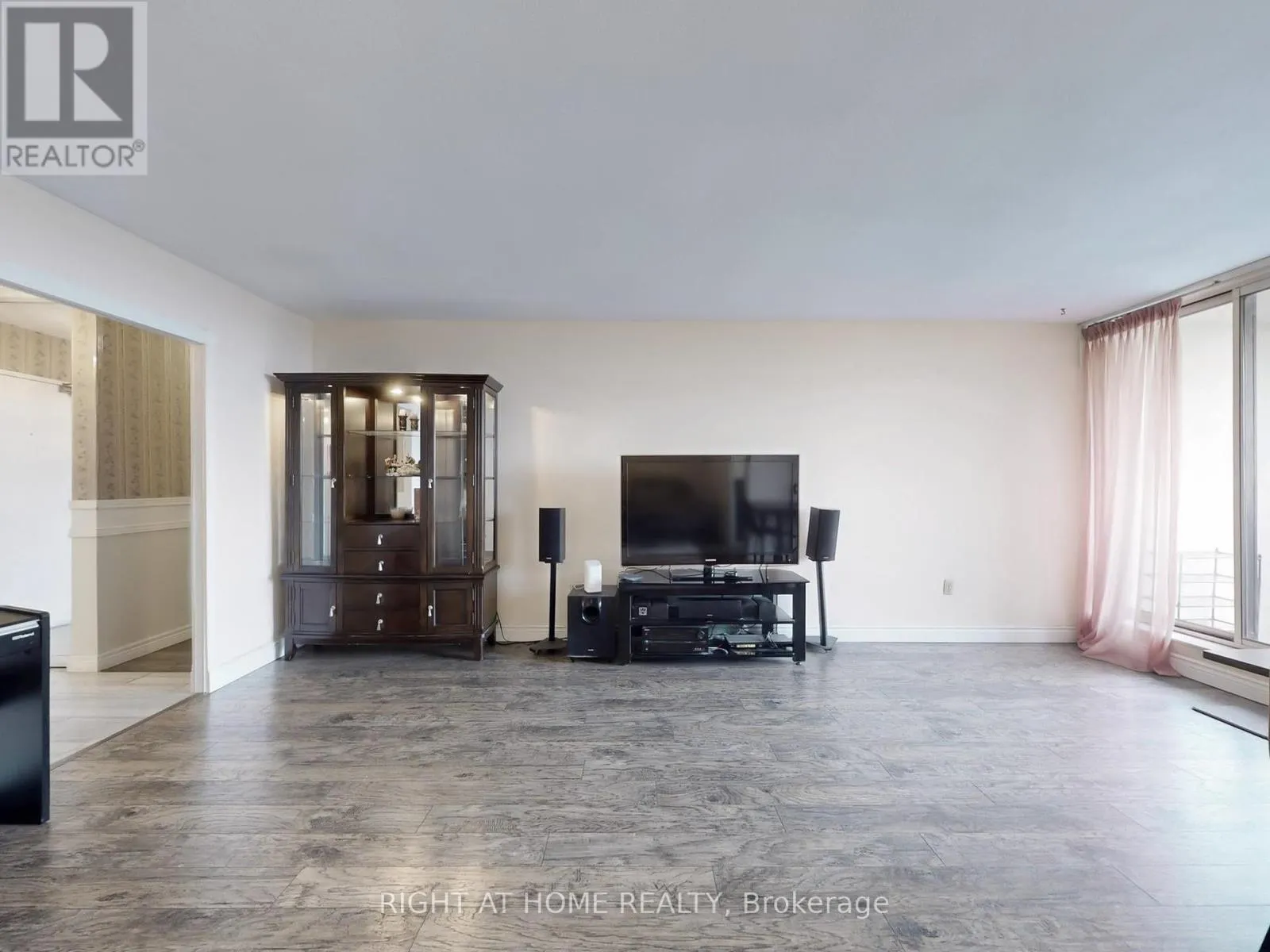 2303 - 85 EMMETT AVENUE