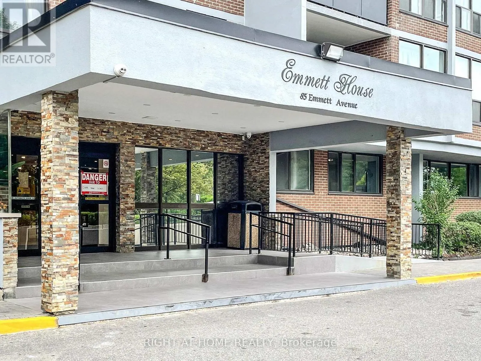 2303 - 85 EMMETT AVENUE