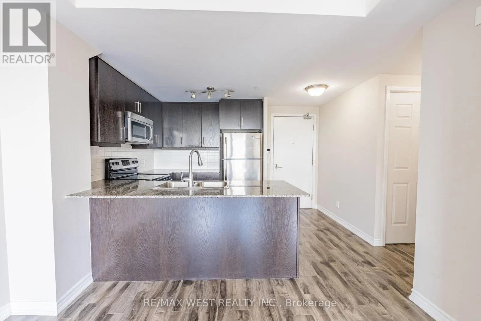 627 - 15 JAMES FINLAY WAY