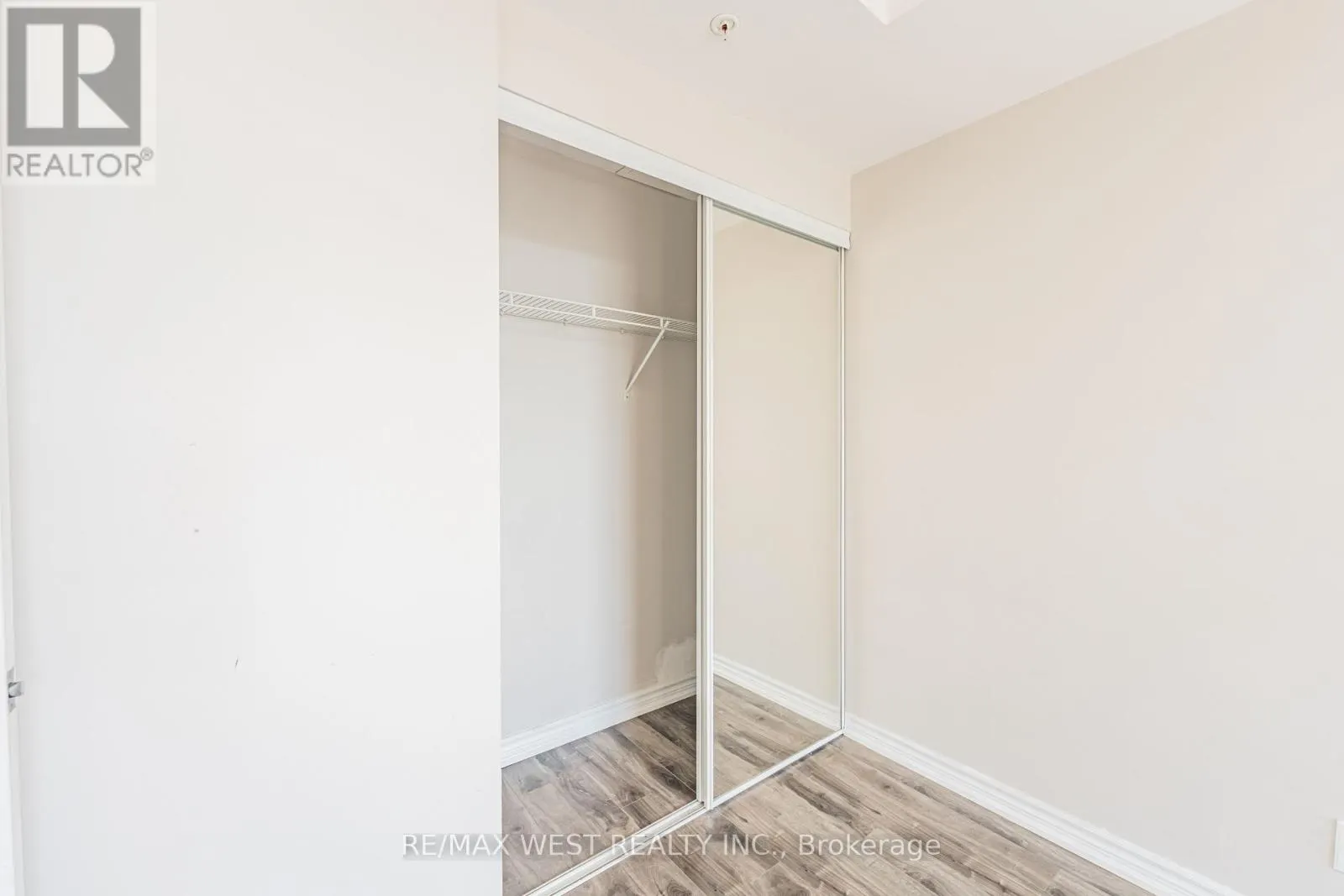 627 - 15 JAMES FINLAY WAY