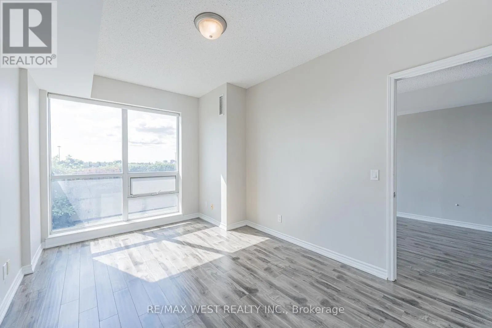 627 - 15 JAMES FINLAY WAY