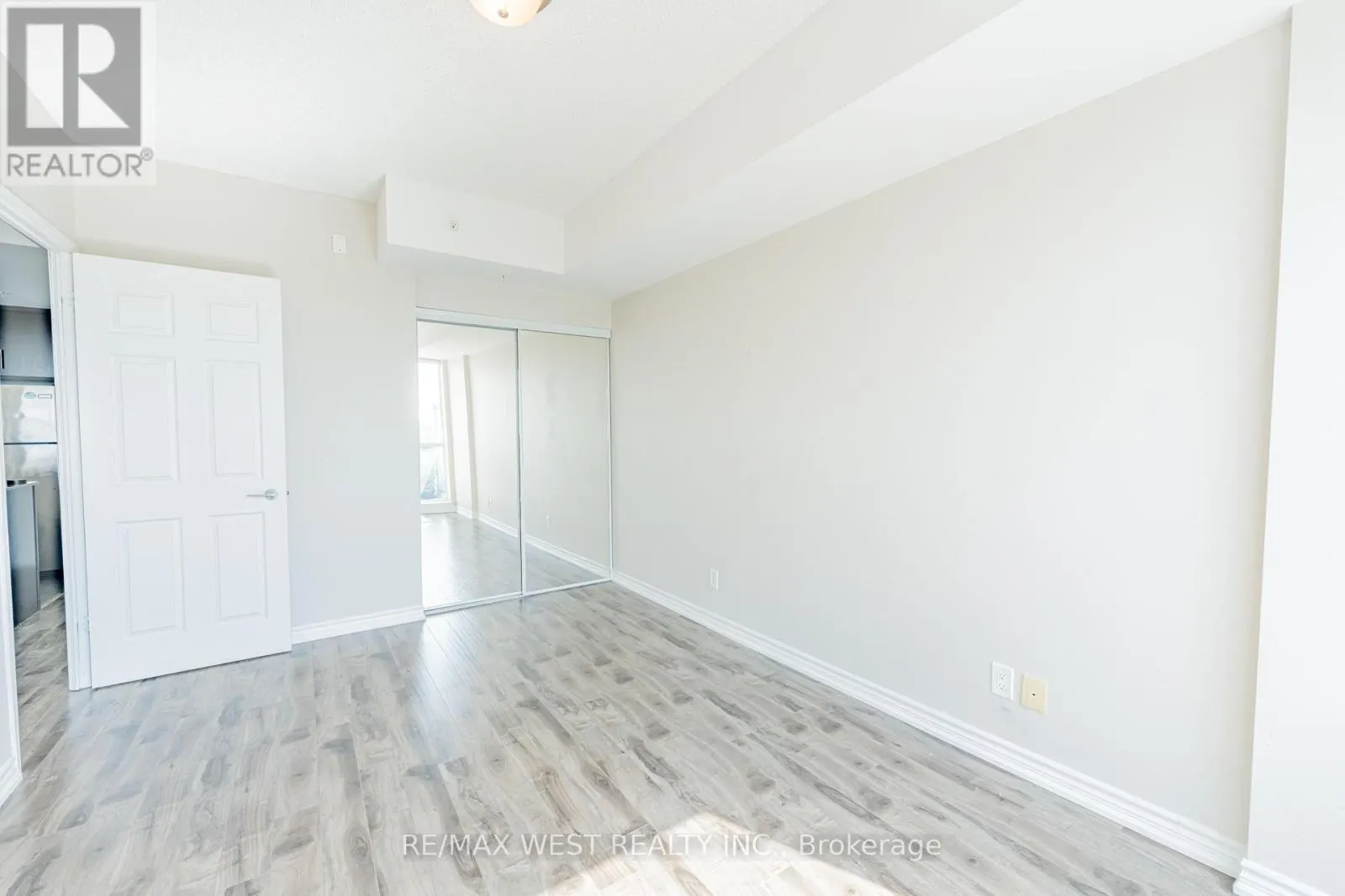 627 - 15 JAMES FINLAY WAY