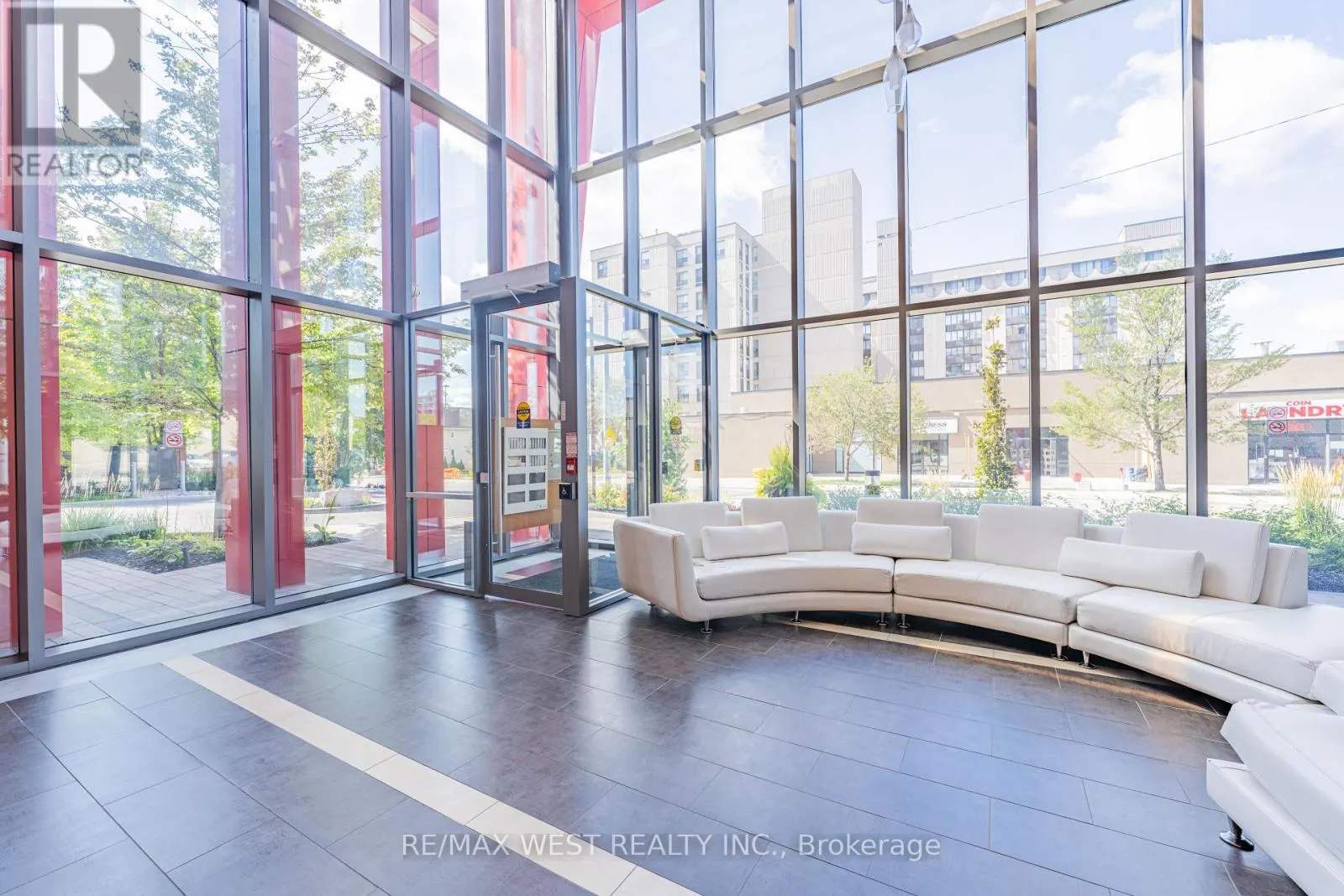 627 - 15 JAMES FINLAY WAY