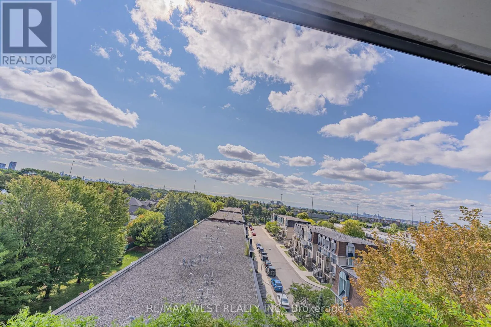 627 - 15 JAMES FINLAY WAY