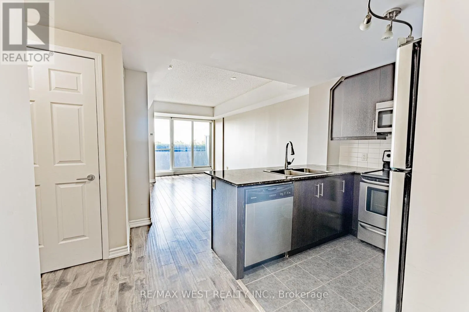 627 - 15 JAMES FINLAY WAY