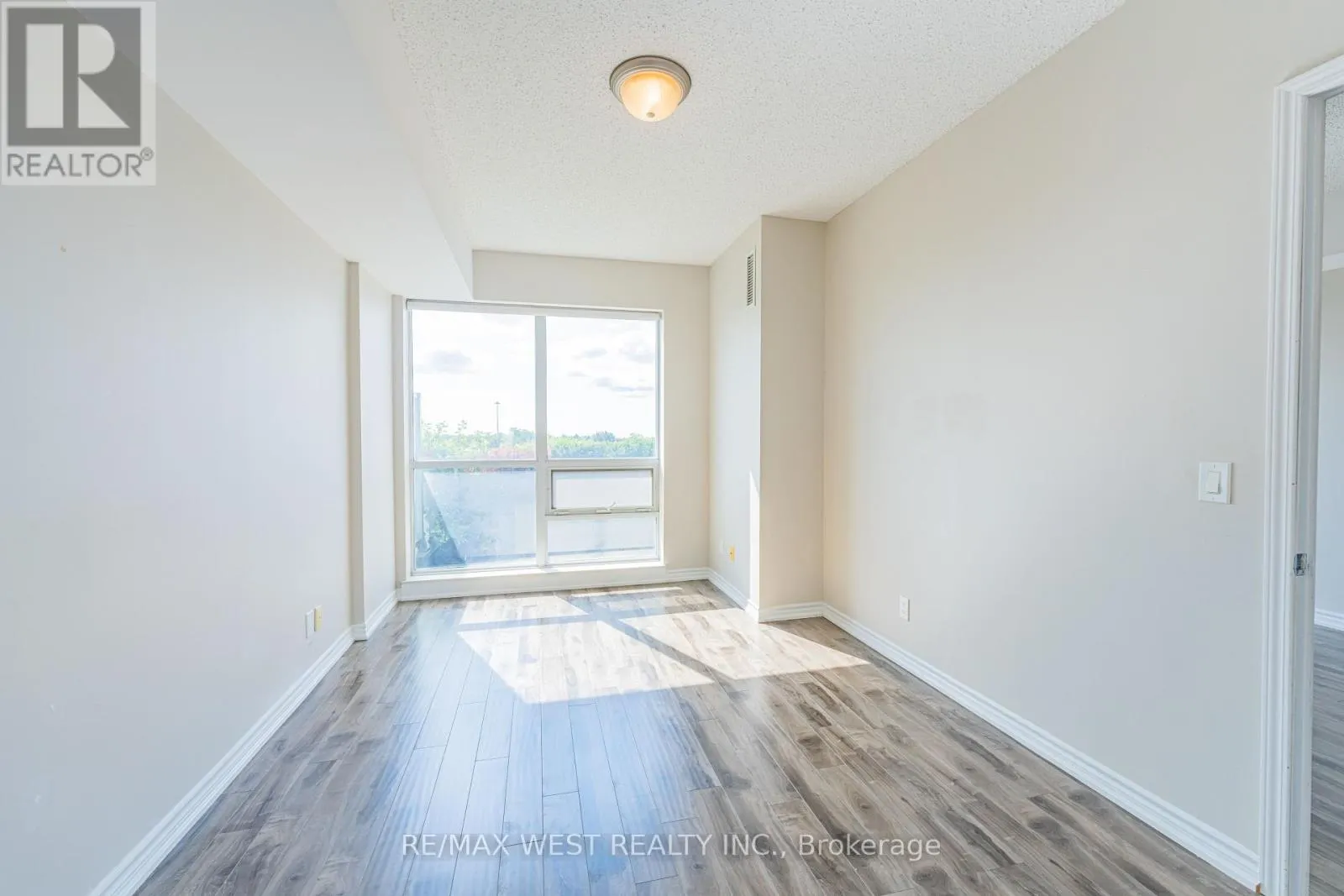 627 - 15 JAMES FINLAY WAY