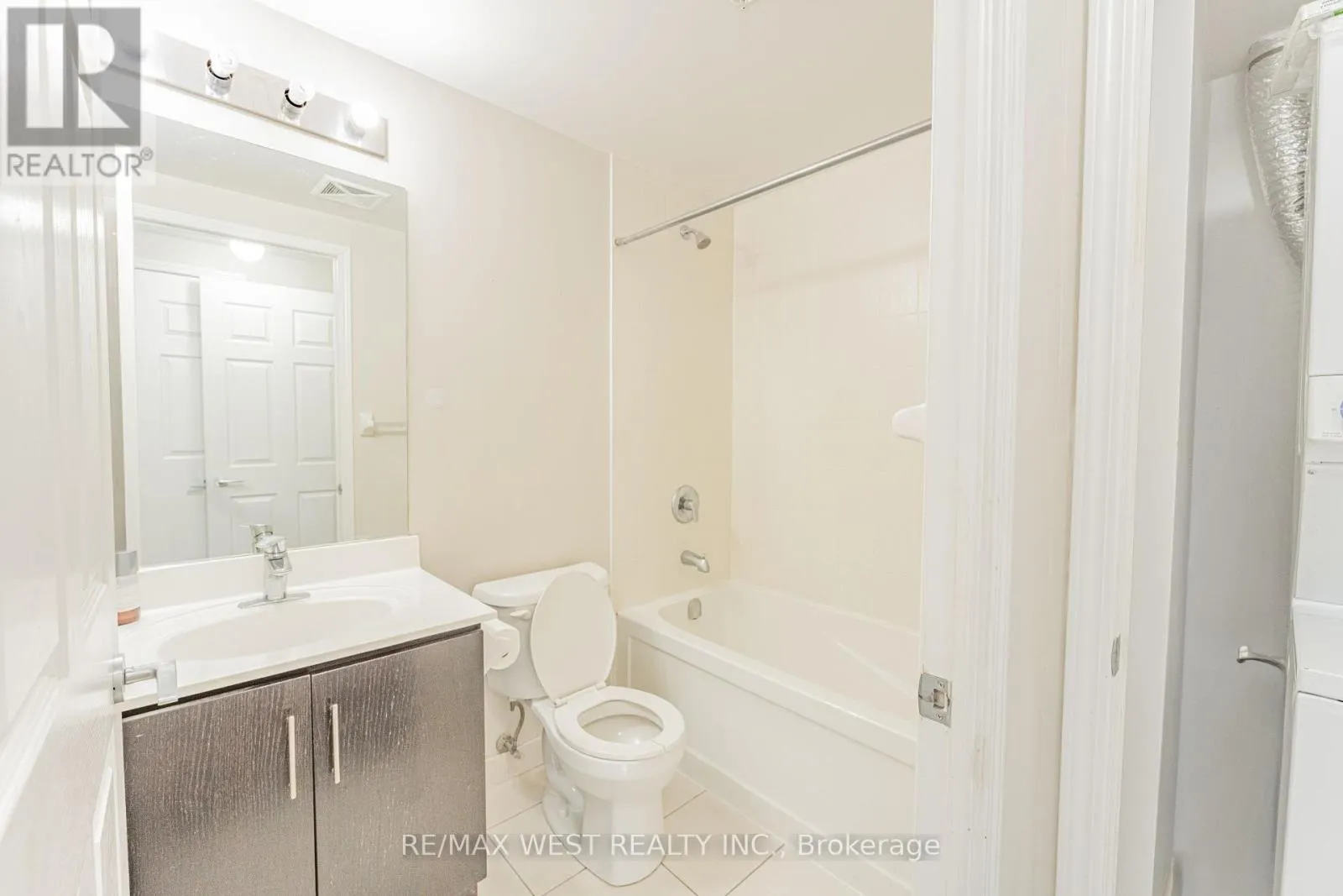 627 - 15 JAMES FINLAY WAY