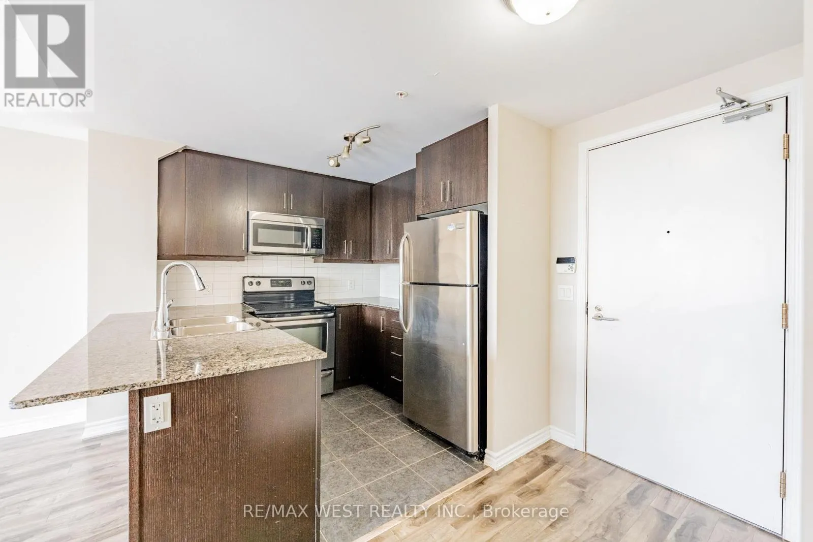 627 - 15 JAMES FINLAY WAY