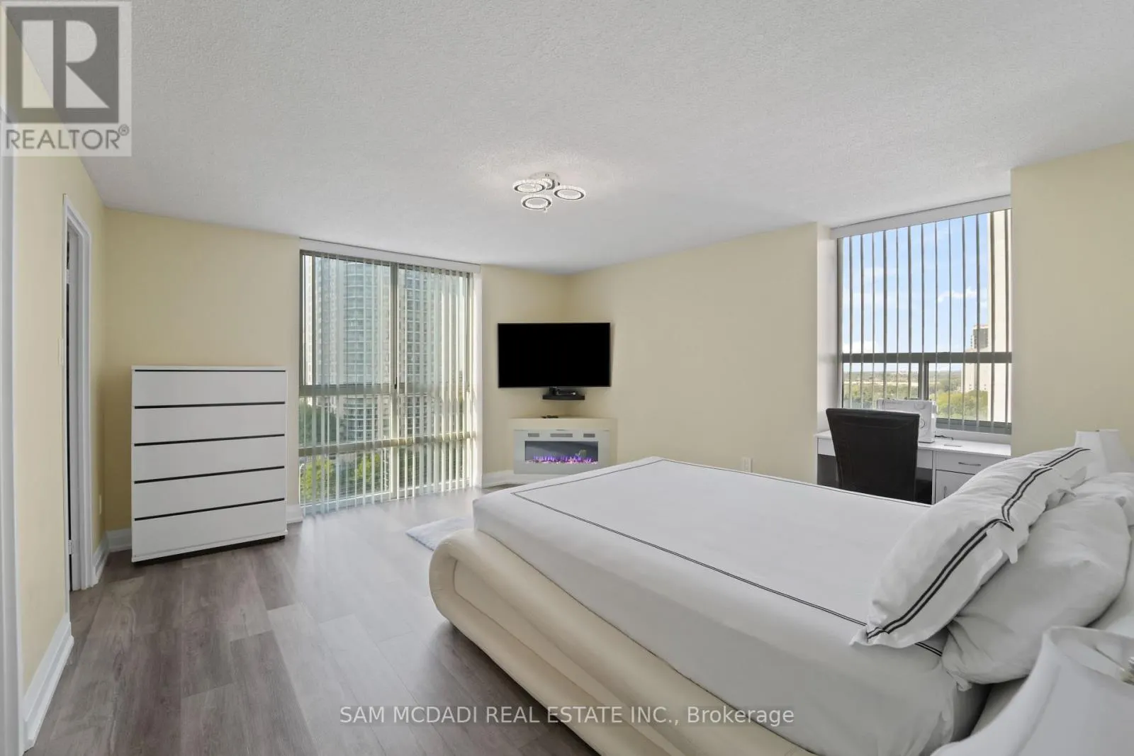 1207 - 3650 KANEFF CRESCENT
