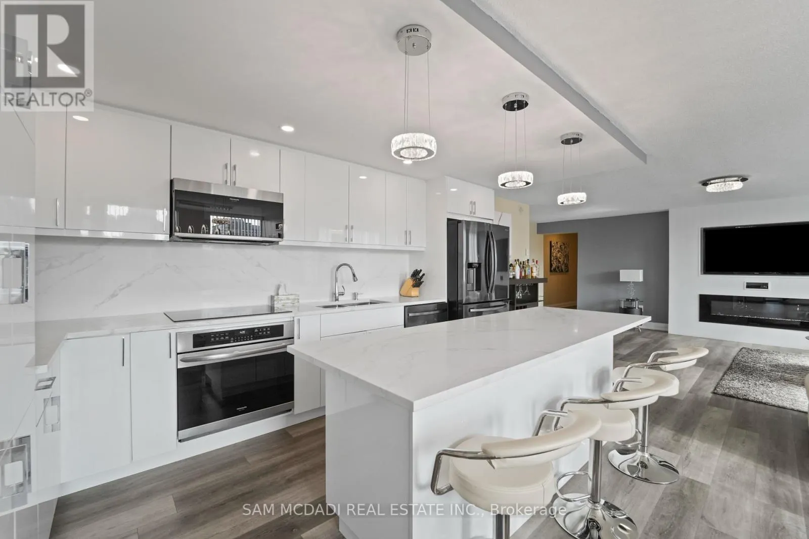 1207 - 3650 KANEFF CRESCENT