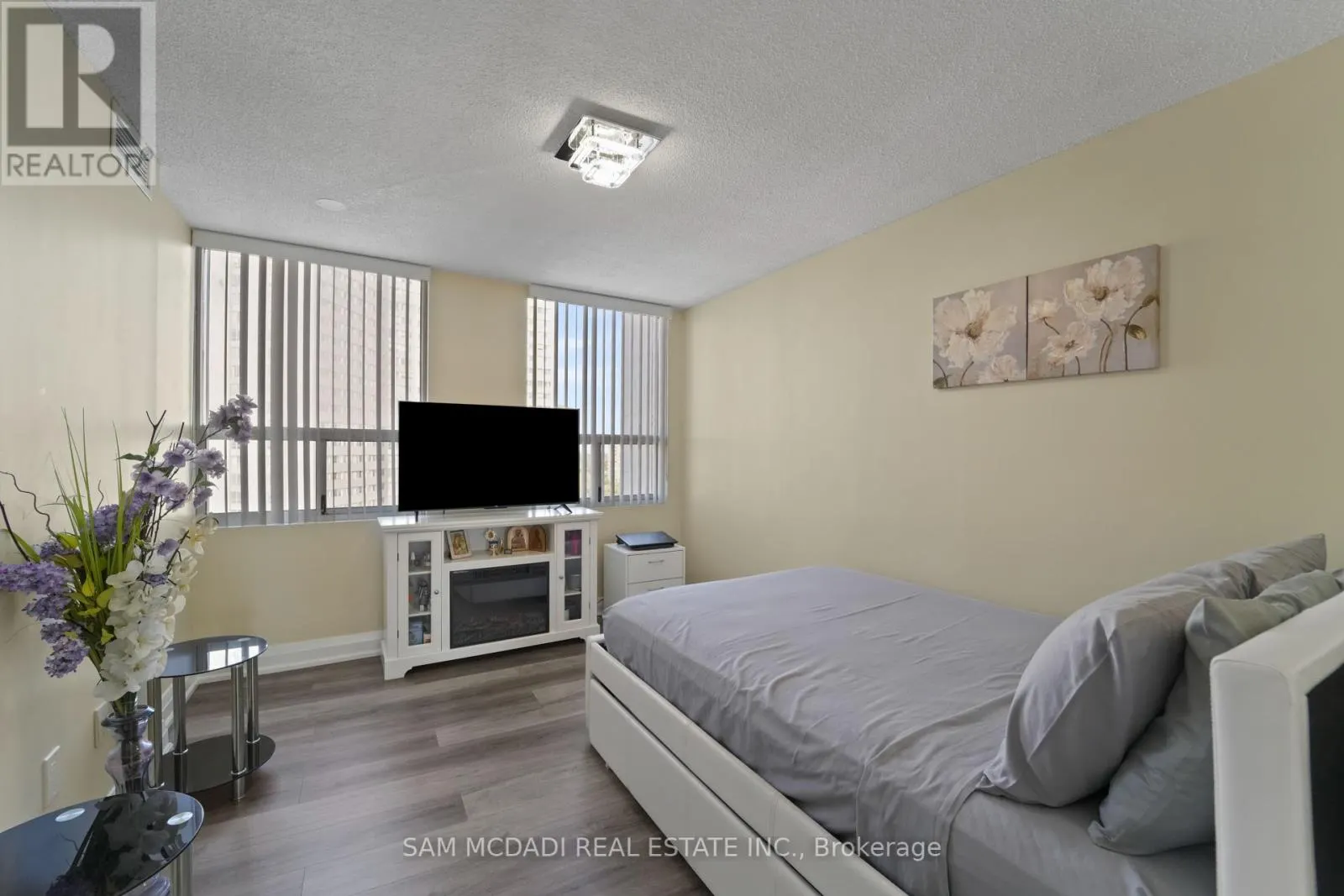 1207 - 3650 KANEFF CRESCENT
