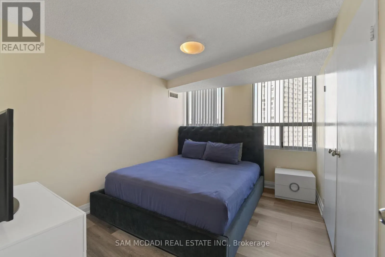 1207 - 3650 KANEFF CRESCENT