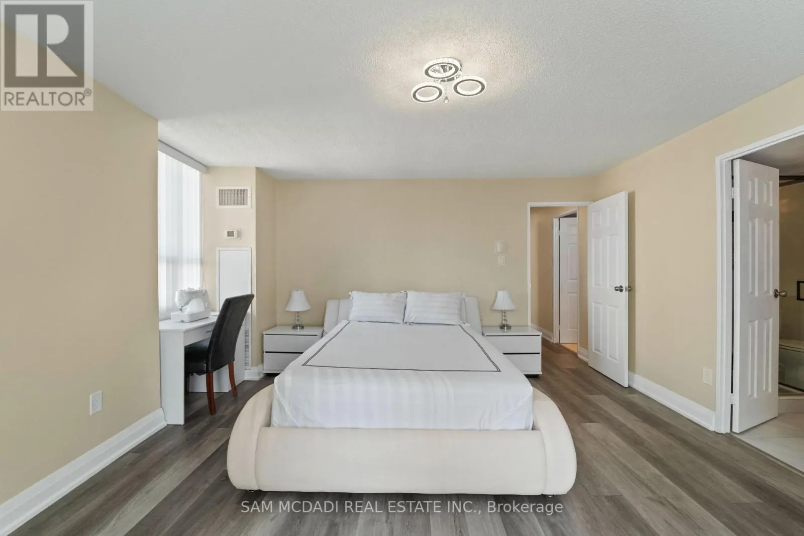 1207 - 3650 KANEFF CRESCENT