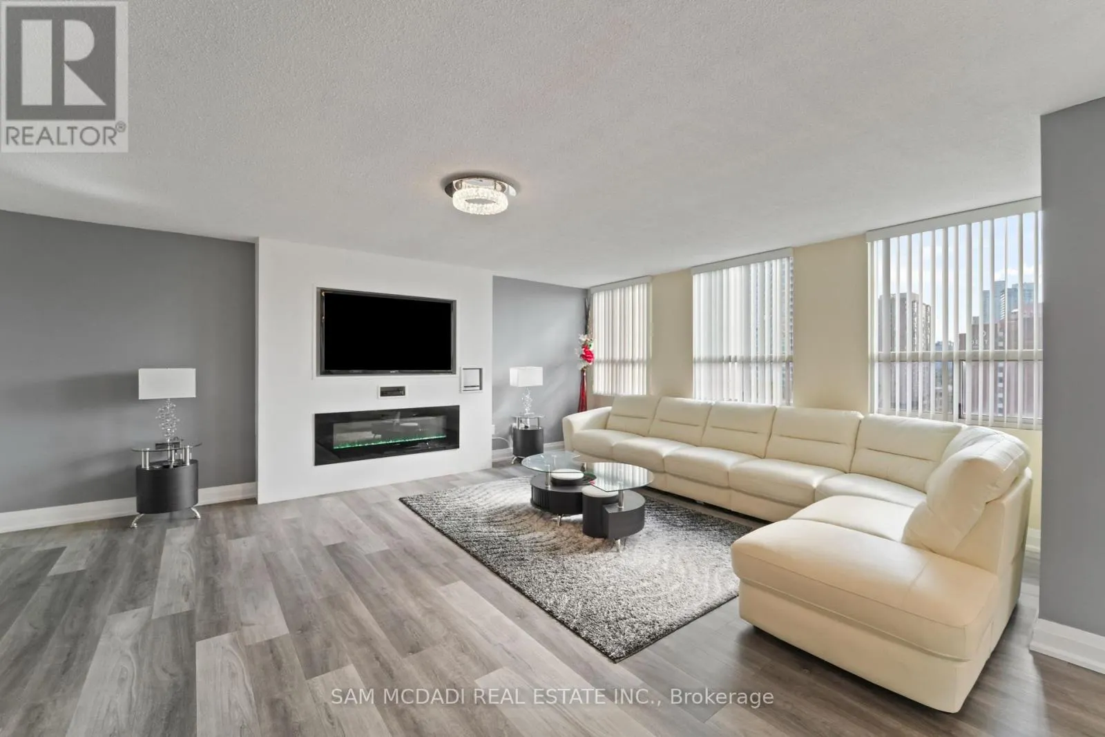 1207 - 3650 KANEFF CRESCENT