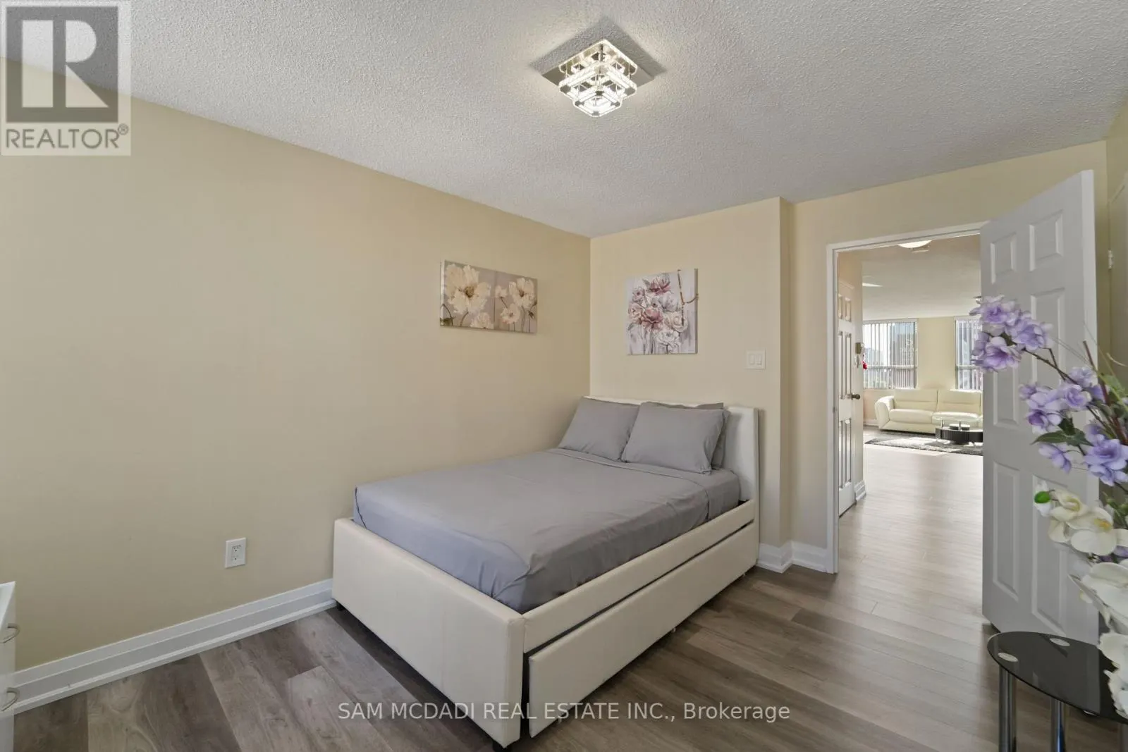 1207 - 3650 KANEFF CRESCENT