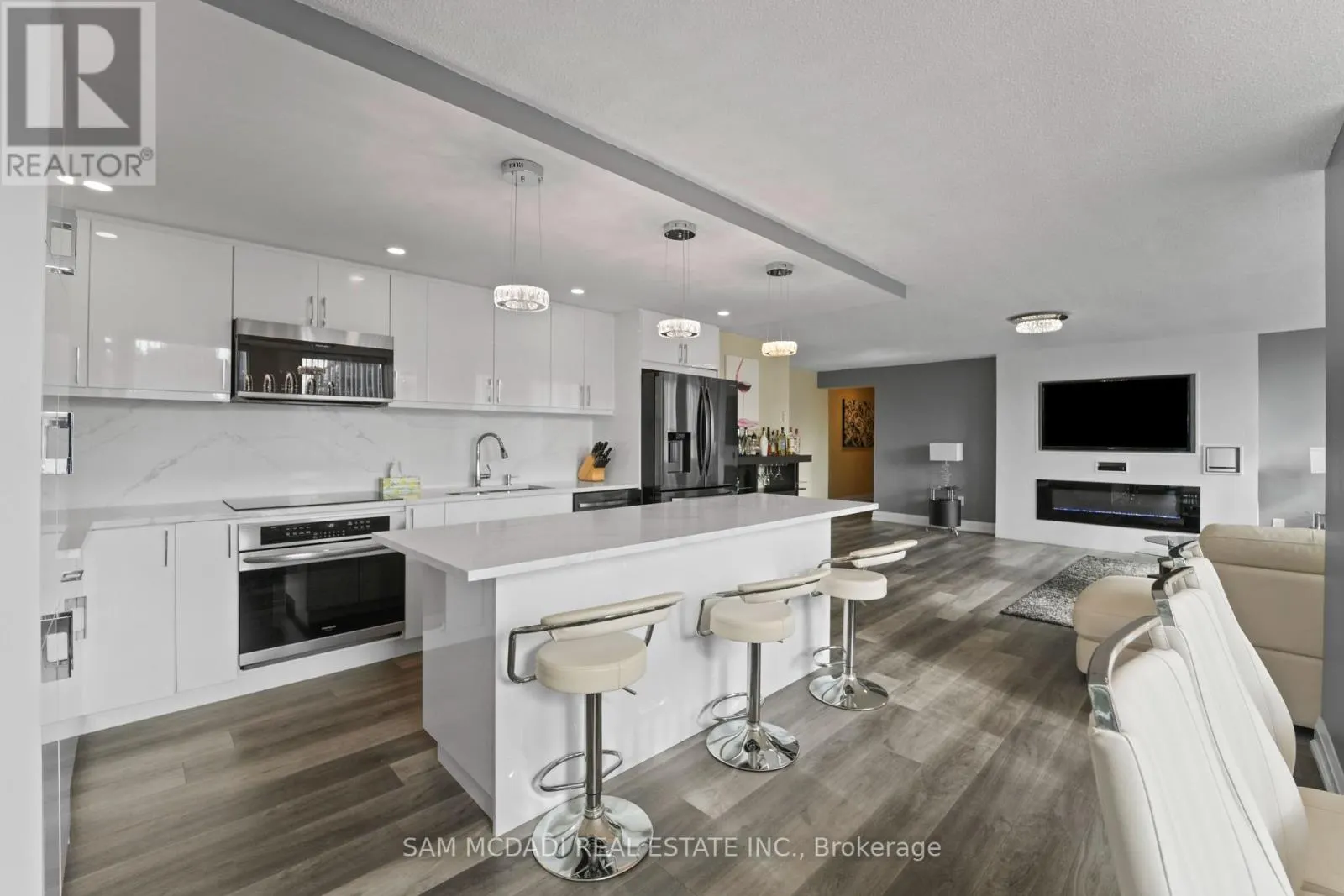 1207 - 3650 KANEFF CRESCENT