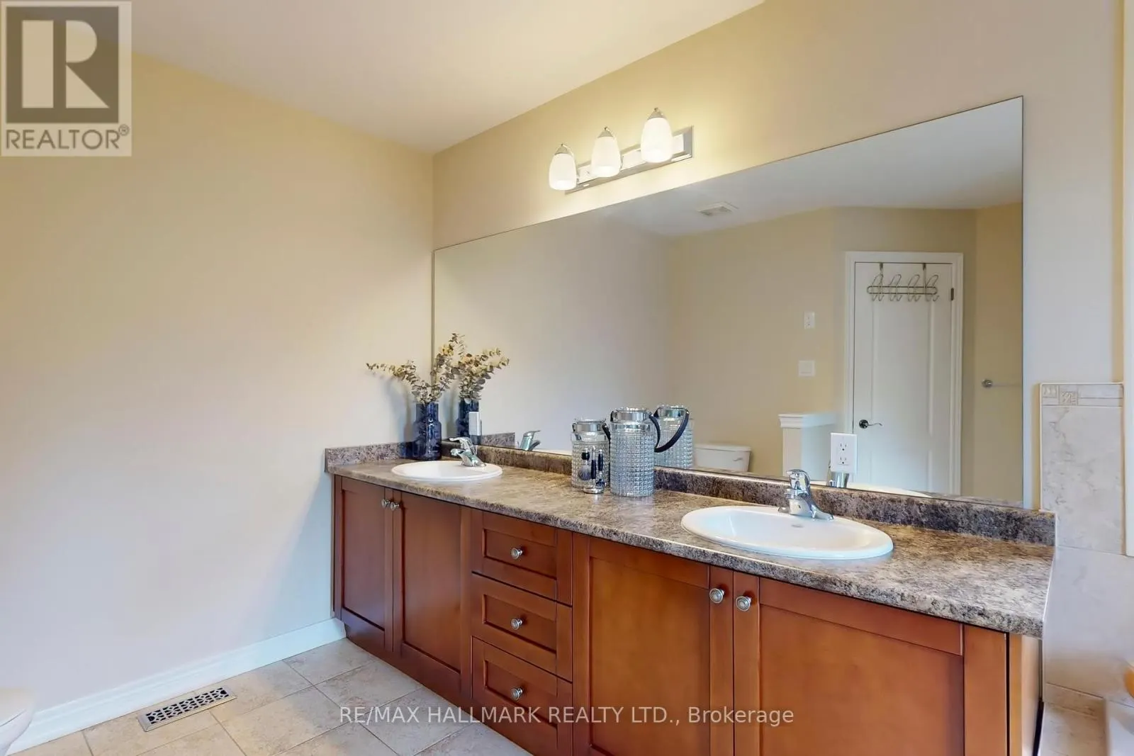 33 BORLAND CRESCENT