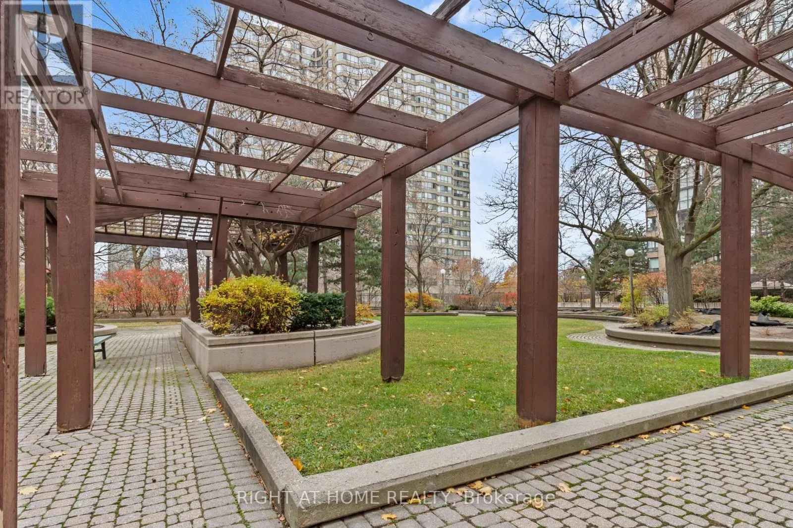 2004 - 285 ENFIELD PLACE