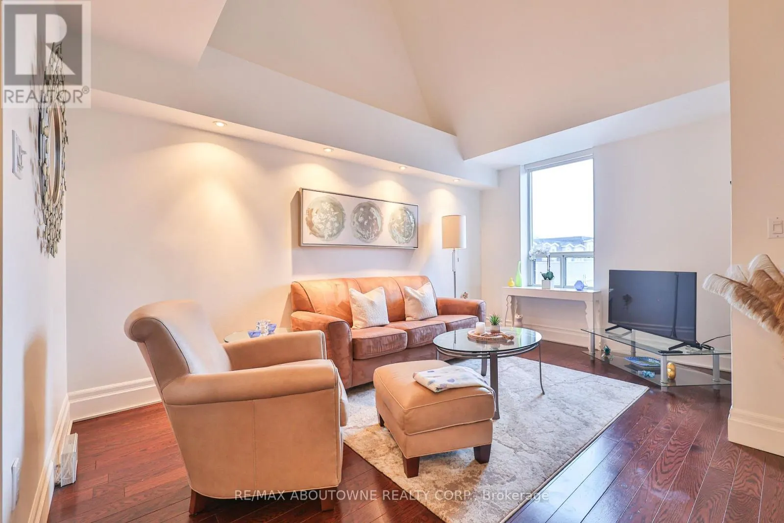 404 - 185 ROBINSON STREET