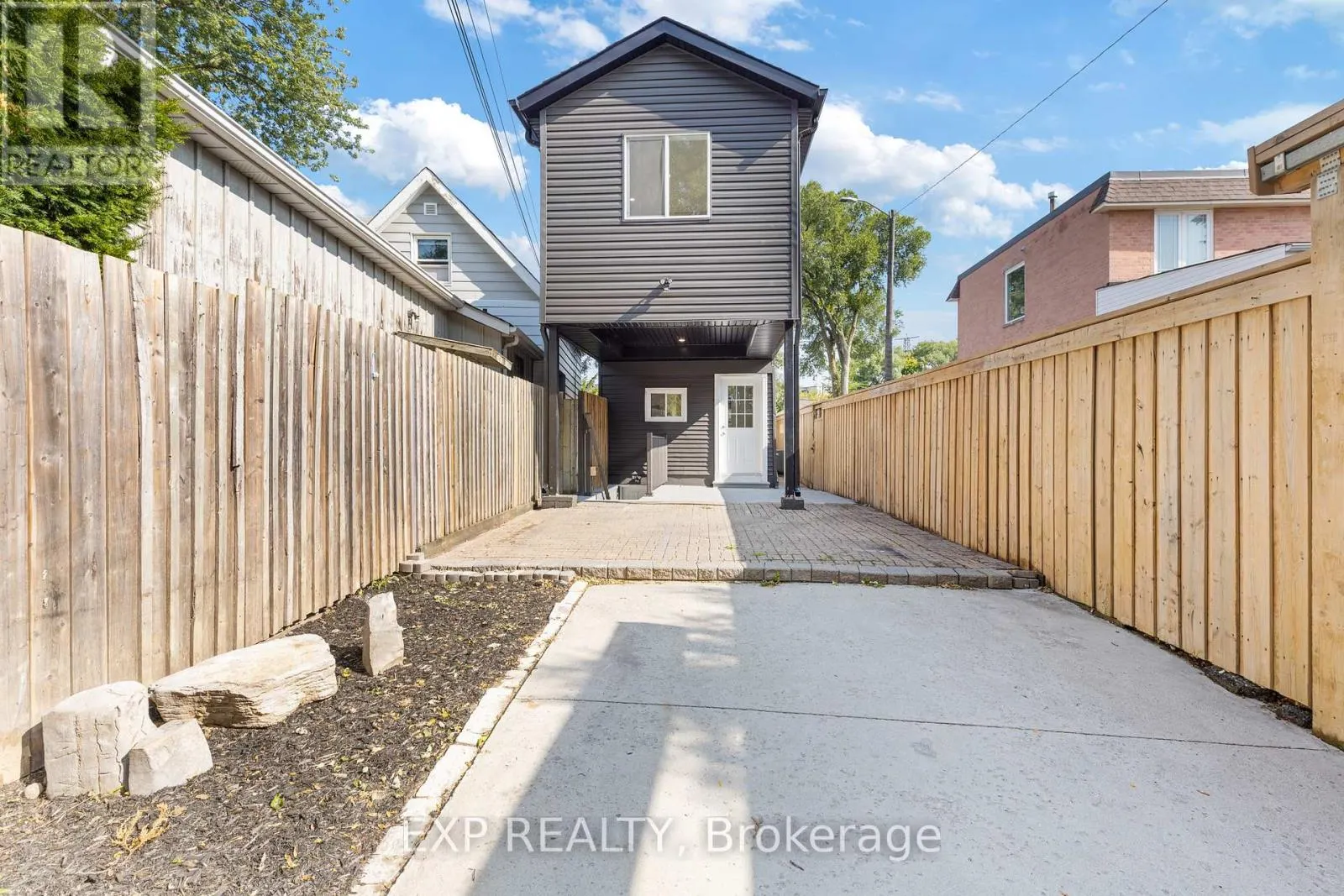 15 EILEEN AVENUE