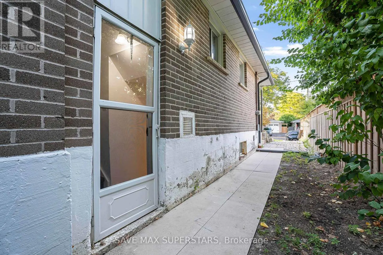 LOWER - 87 PENNINGTON CRESCENT