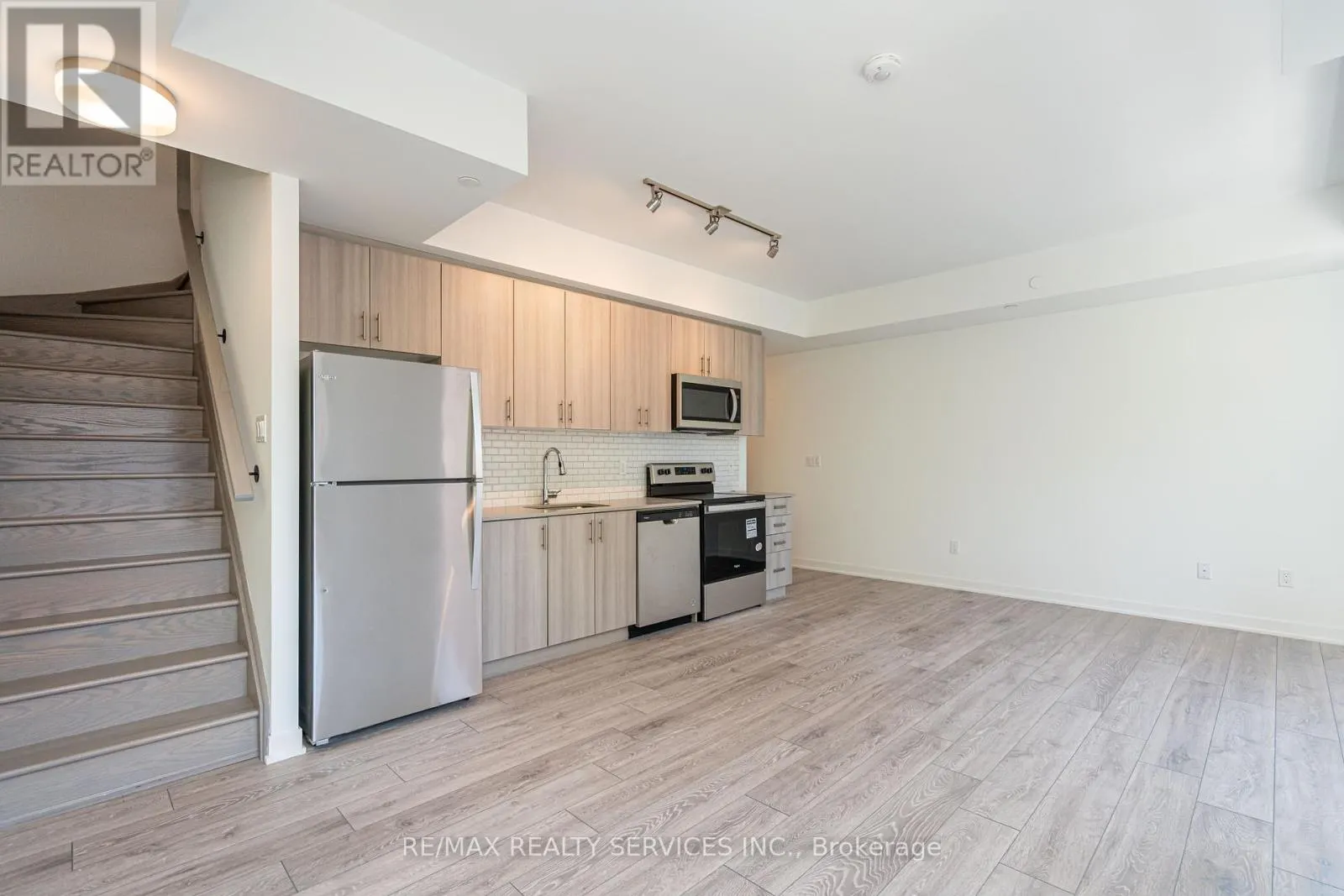 16 - 4017 HICKORY DRIVE