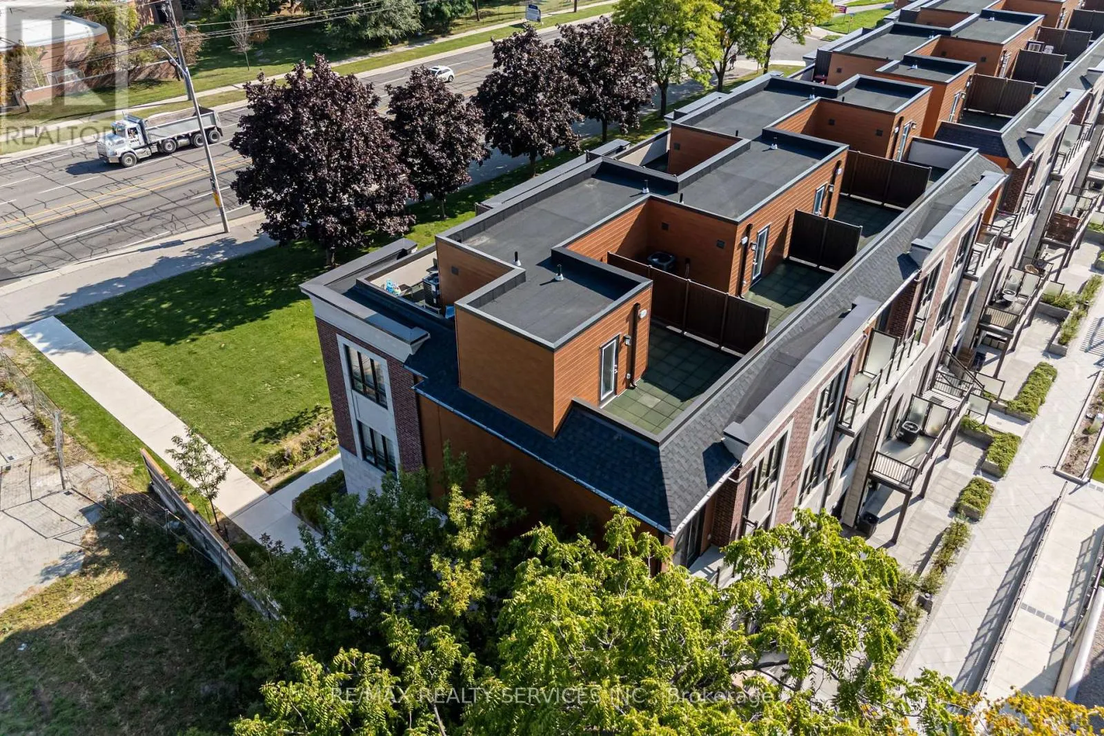 16 - 4017 HICKORY DRIVE