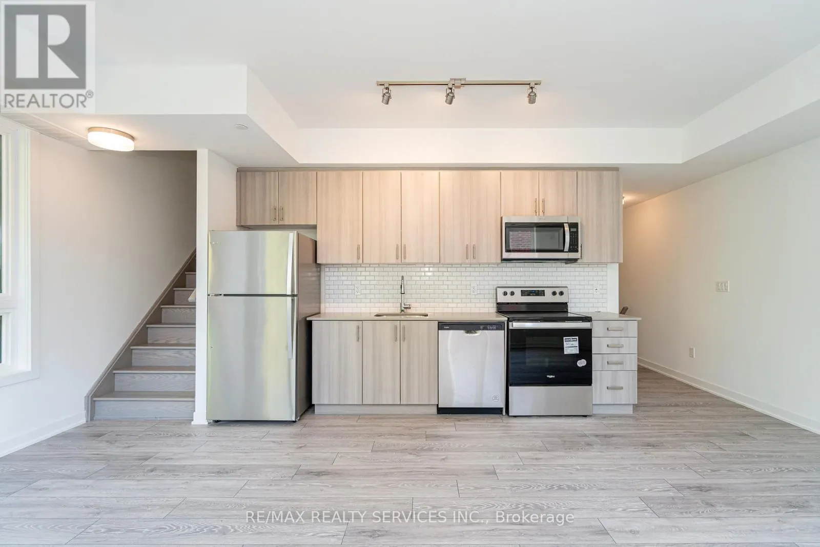 16 - 4017 HICKORY DRIVE