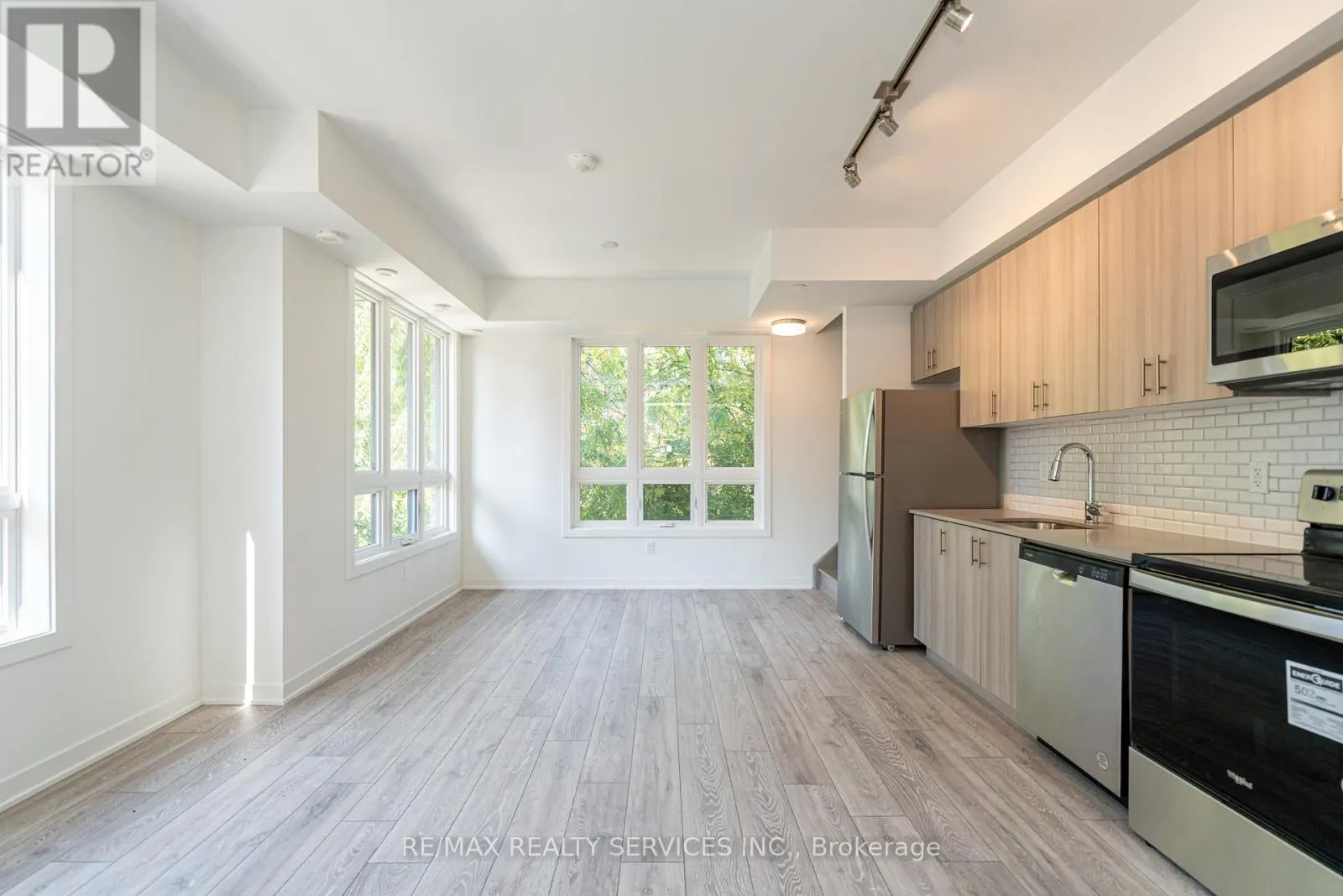 16 - 4017 HICKORY DRIVE