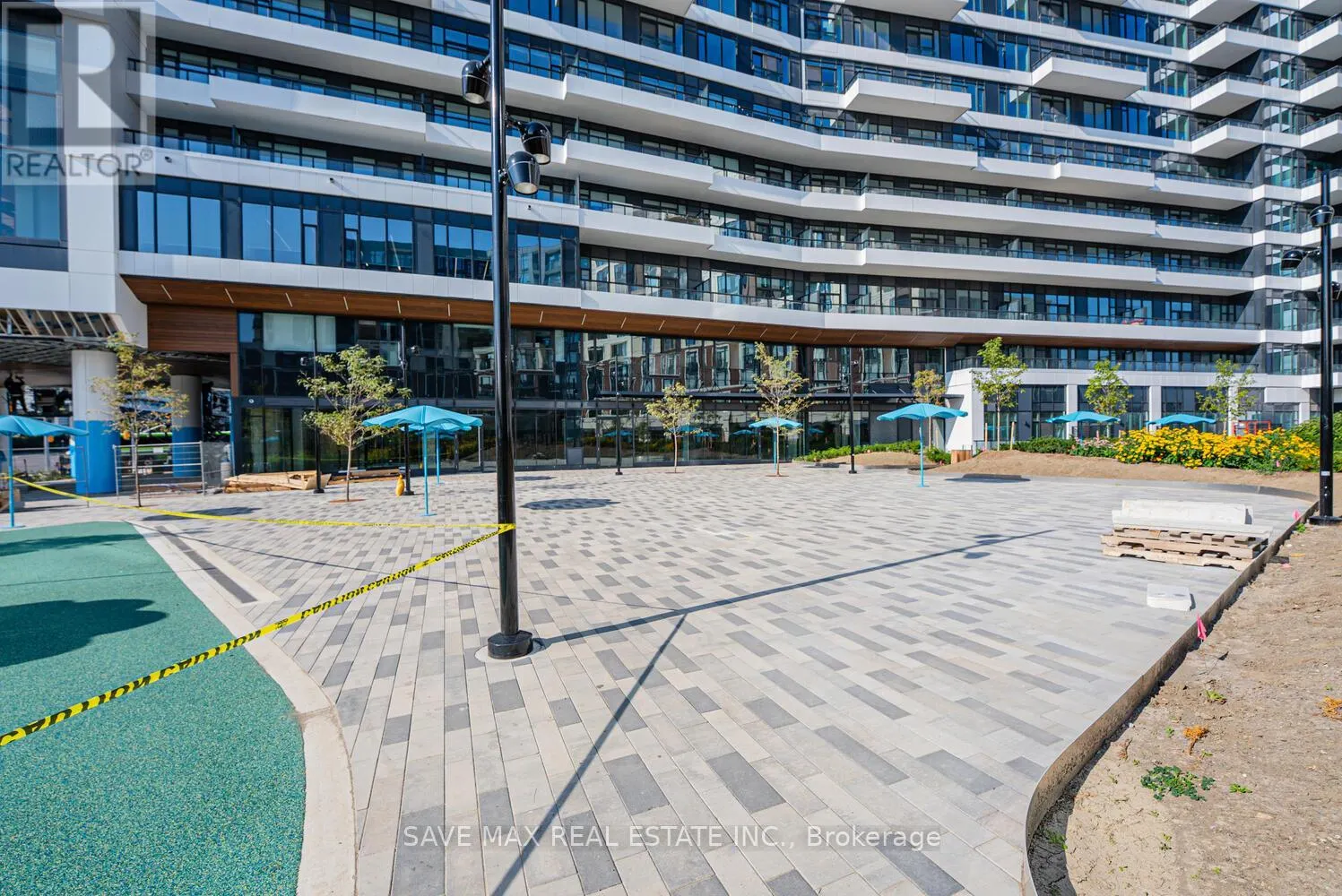 402 - 2485 EGLINTON AVENUE W