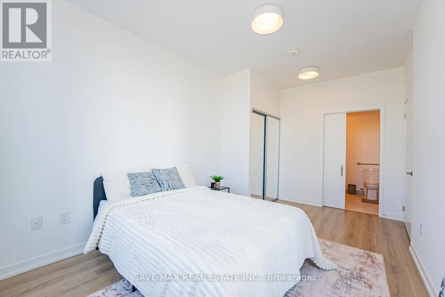 402 - 2485 EGLINTON AVENUE W