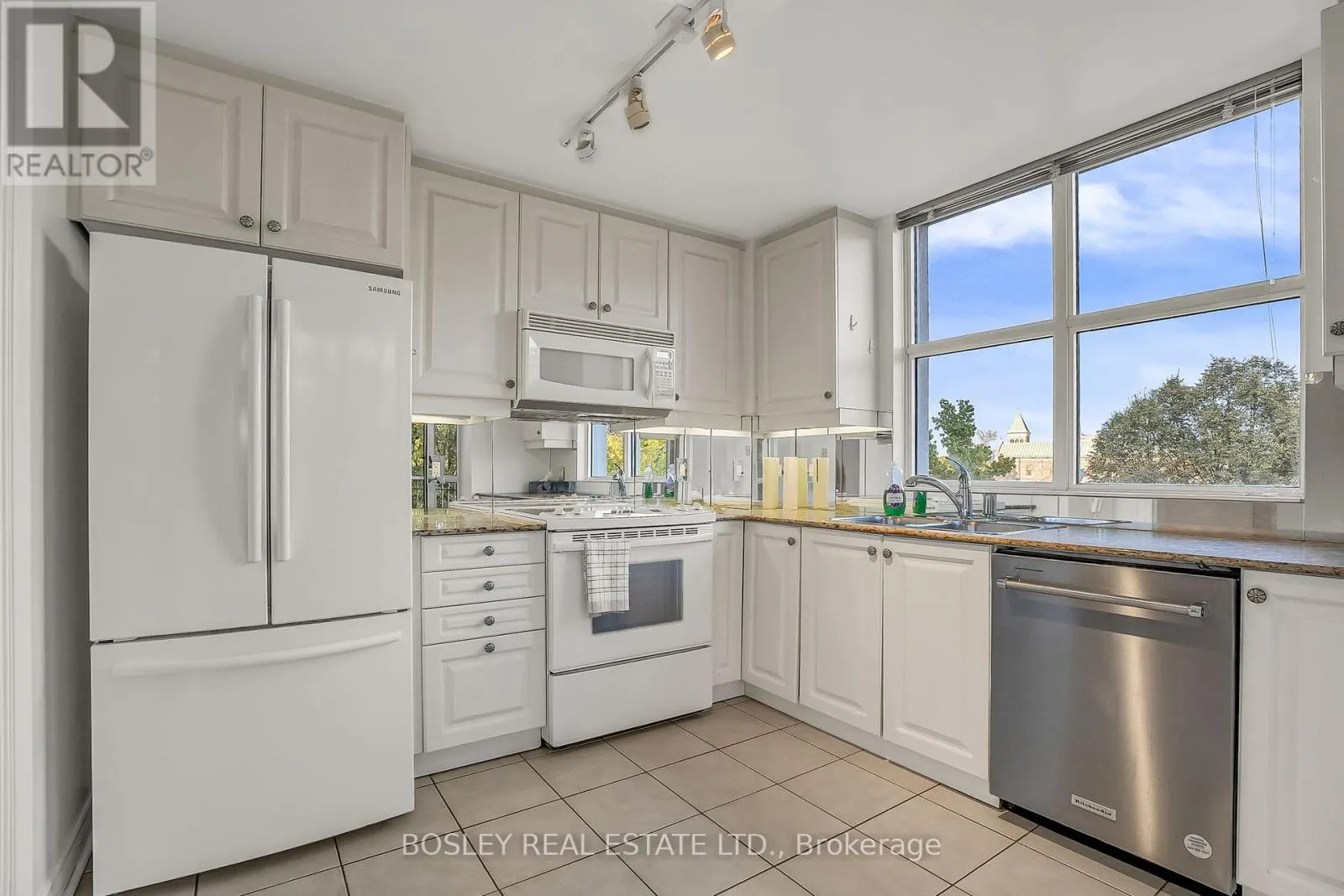 415 - 3085 BLOOR STREET W