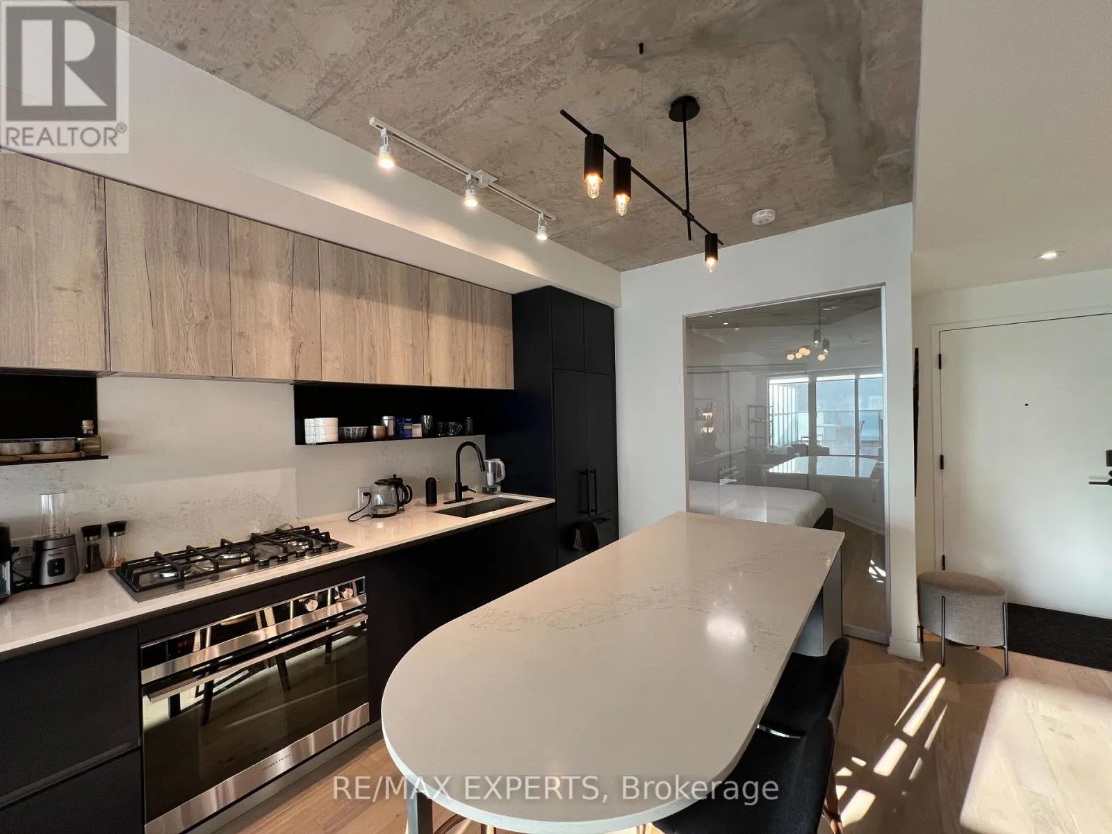302 - 2625 DUNDAS STREET W