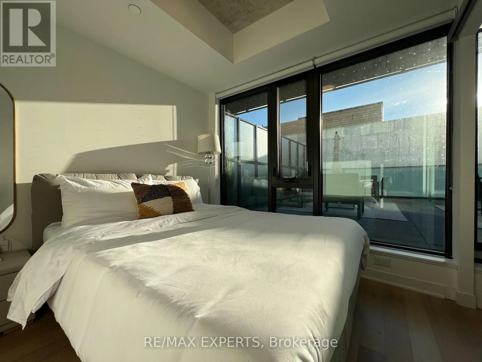 302 - 2625 DUNDAS STREET W