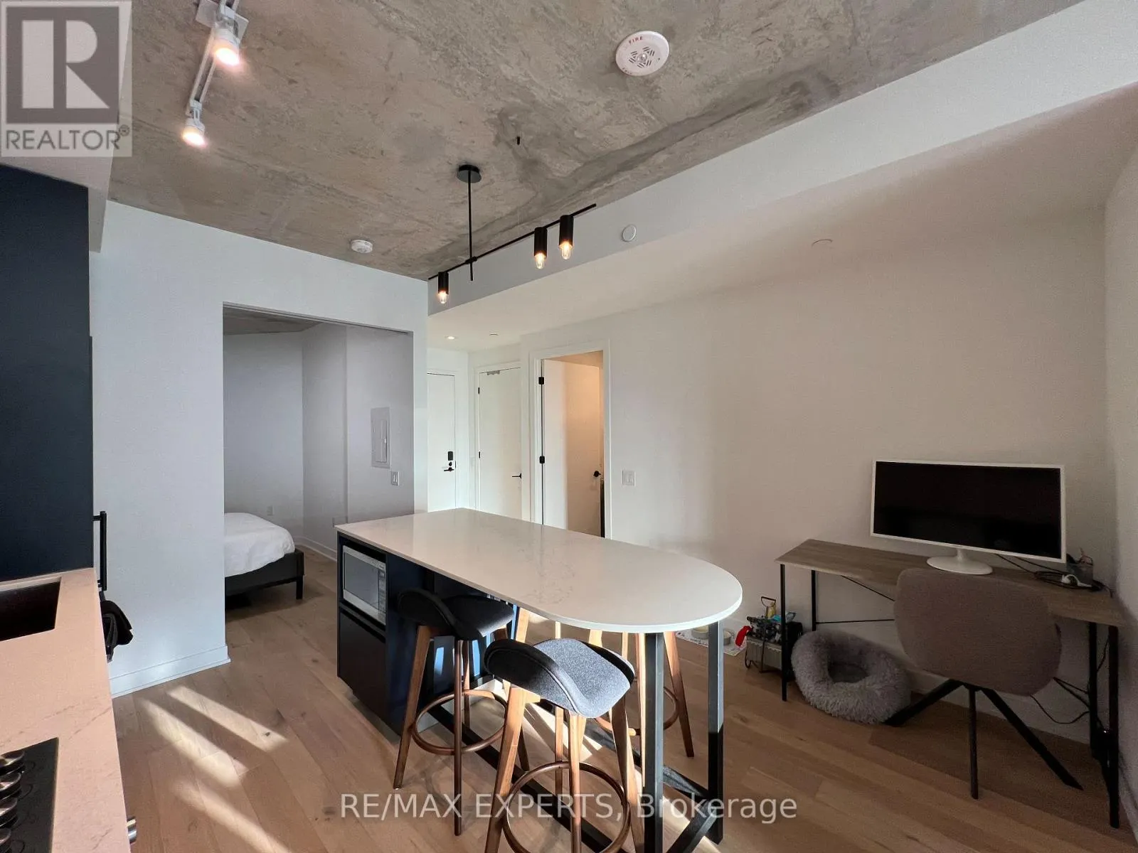 302 - 2625 DUNDAS STREET W