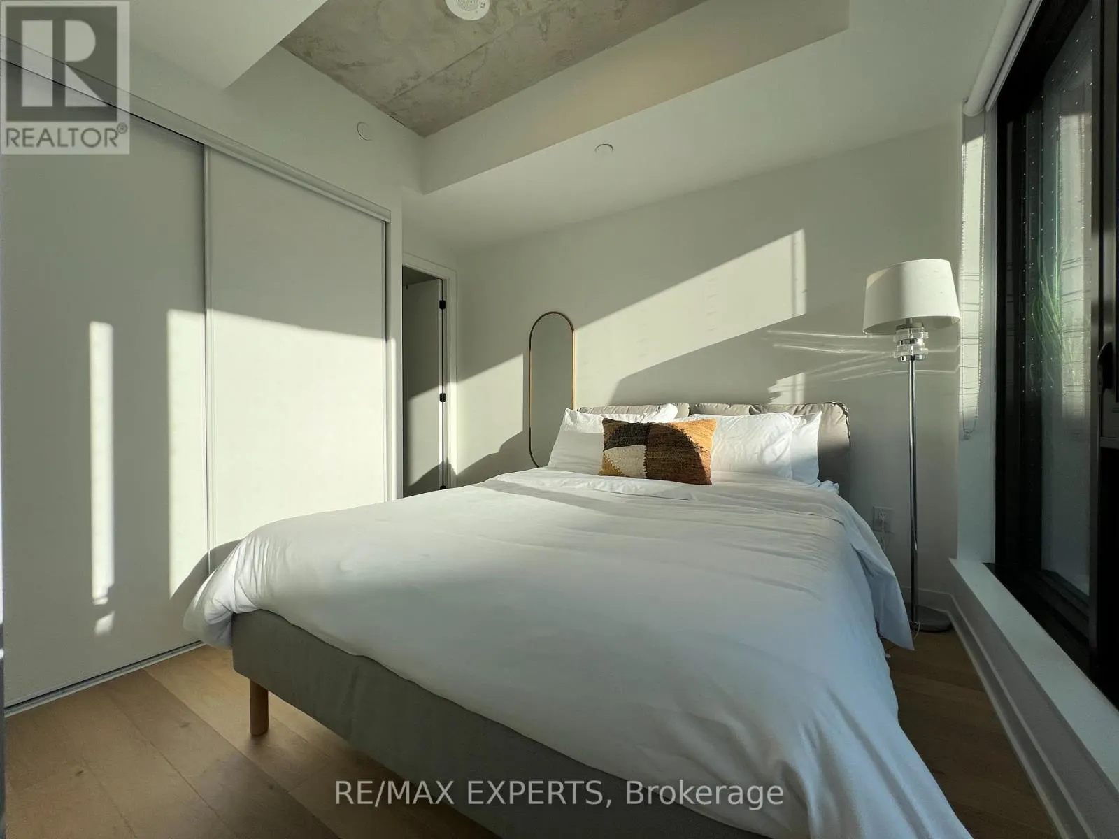 302 - 2625 DUNDAS STREET W