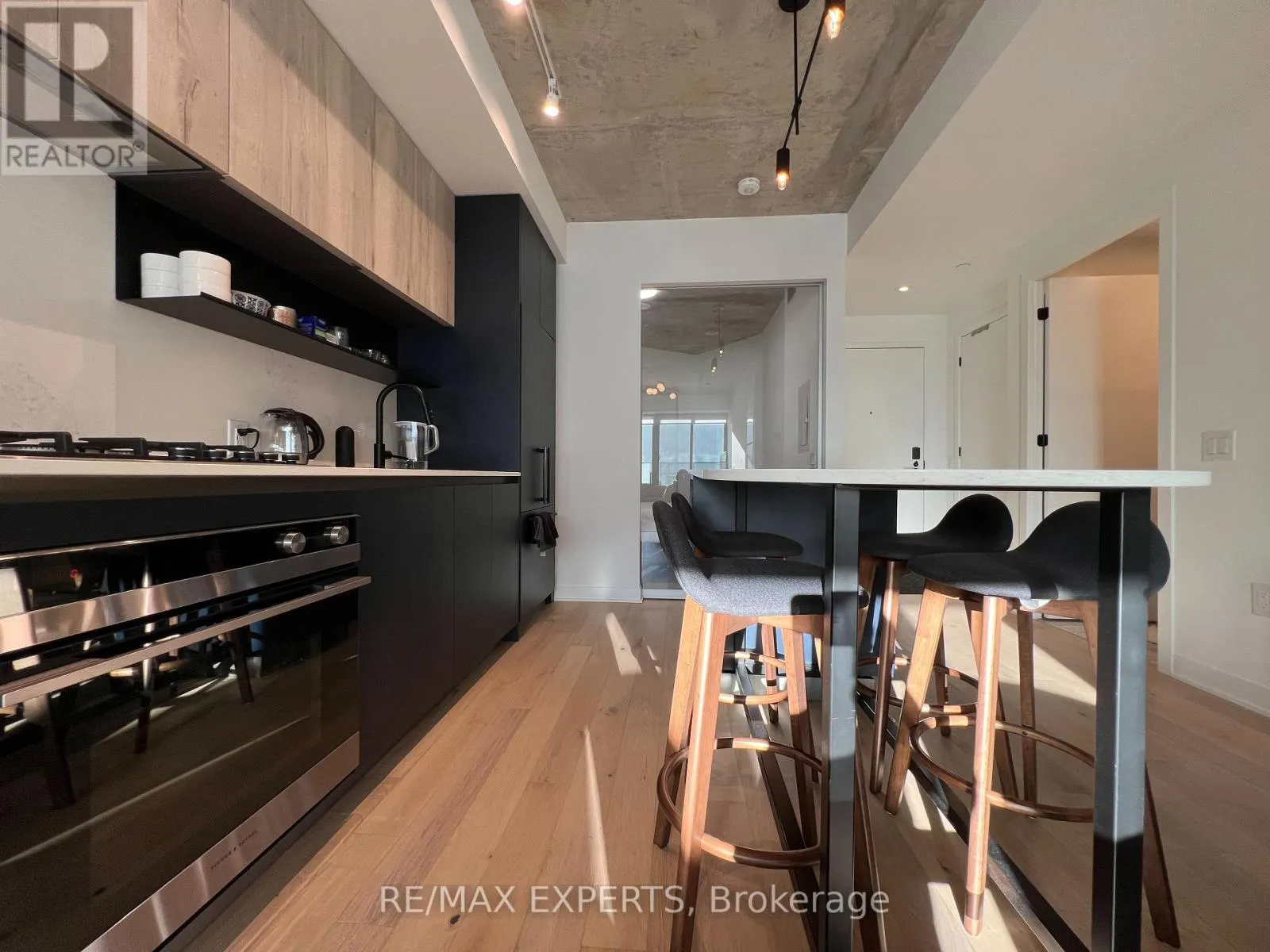302 - 2625 DUNDAS STREET W