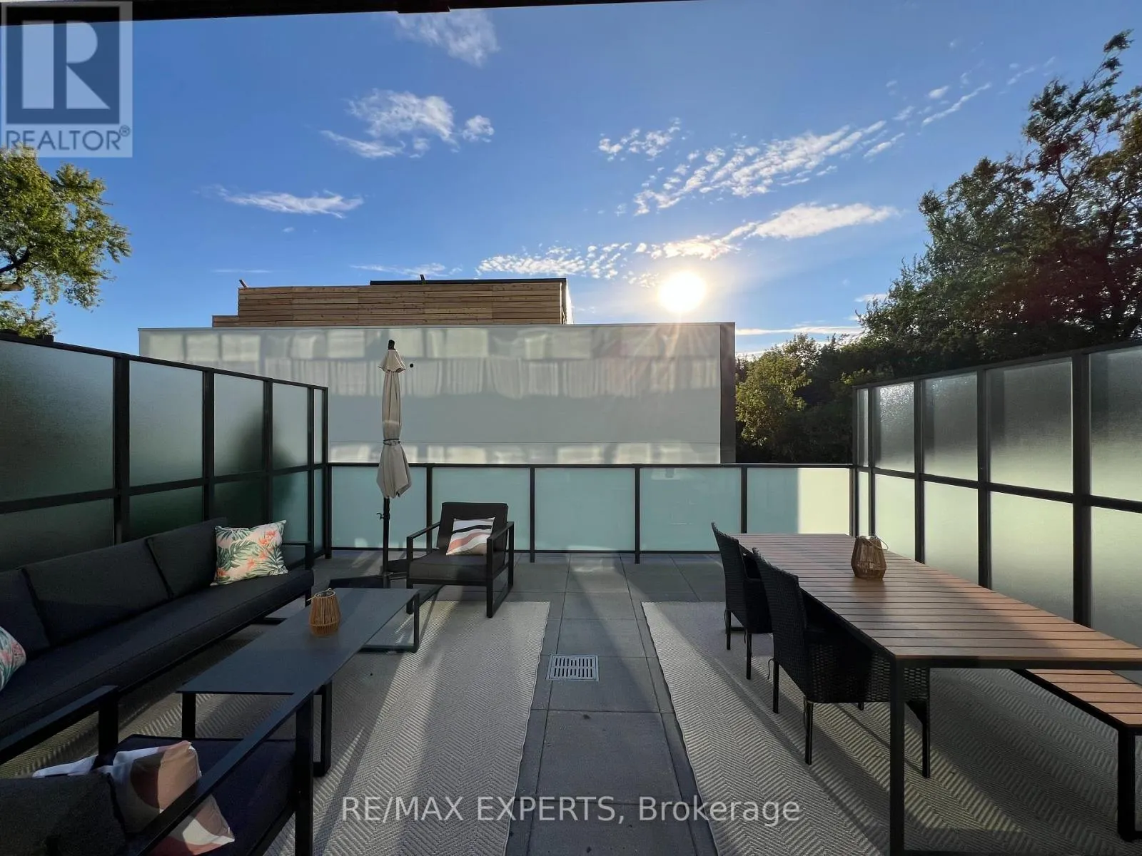 302 - 2625 DUNDAS STREET W